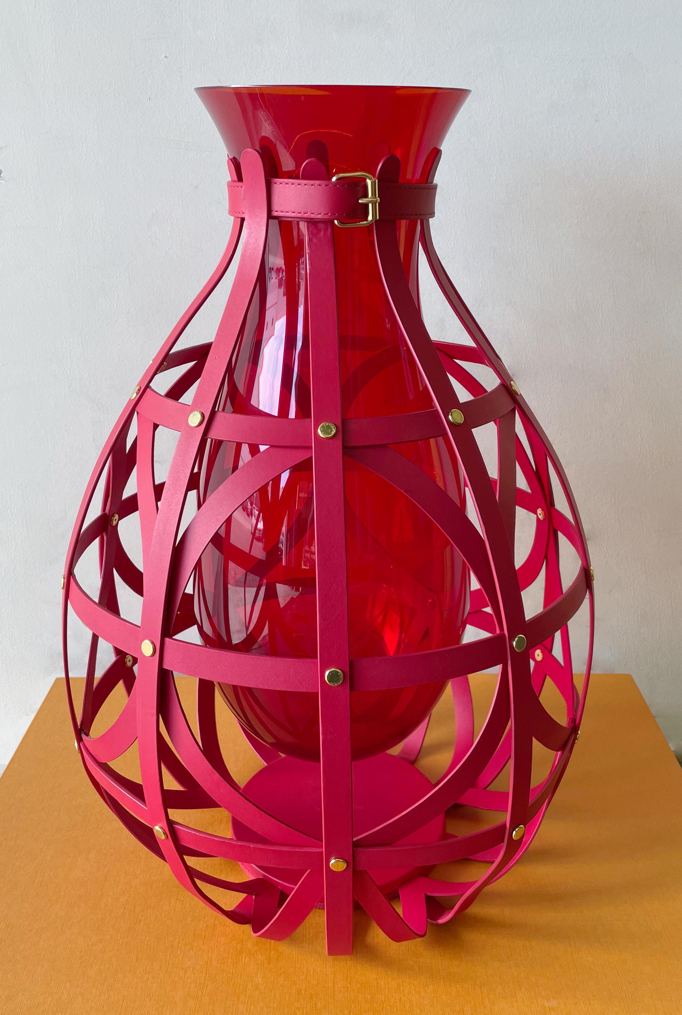 Vaso Louis Vuitton in vetro di Murano soffiato a mano a forma di goccia di colore rosso vivo, racchiuso da un delicato reticolo di cinghie di pelle intrecciate / Made in Italy dallo studio Marcel Wanders
Logo originale impresso alla base e rivetti