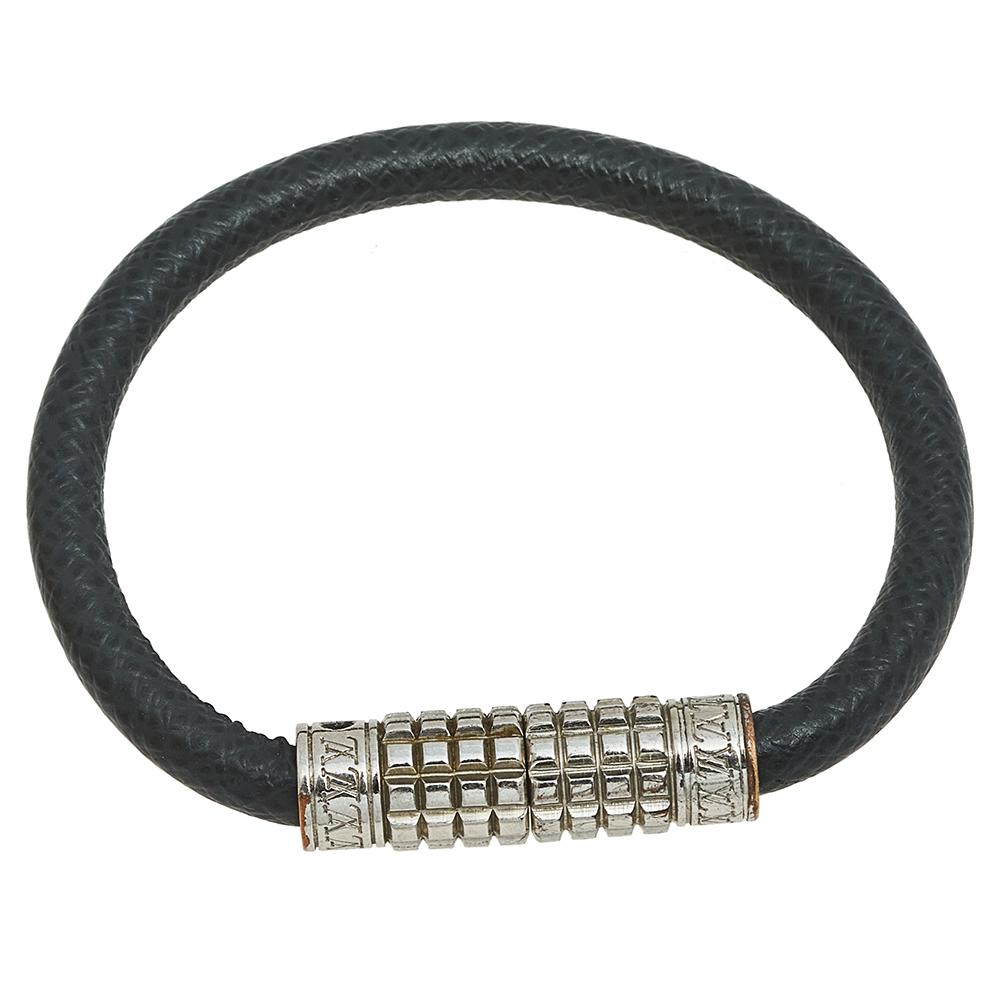 The Digit bracelet from Louis Vuitton is made of leather. It features a silver-tone embellishment that recreates the famous Damier pattern—the famous chessboard checks. The embellishment also sports the LV logo along its ends.

Includes: Original