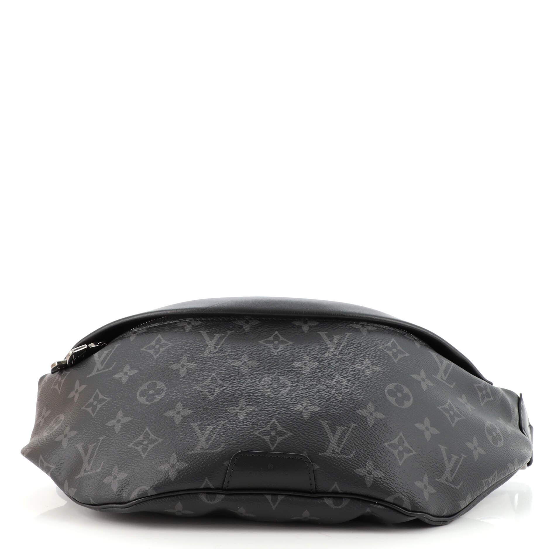 Louis Vuitton Discovery Bumbag Monogram Eclipse Canvas In Good Condition In NY, NY