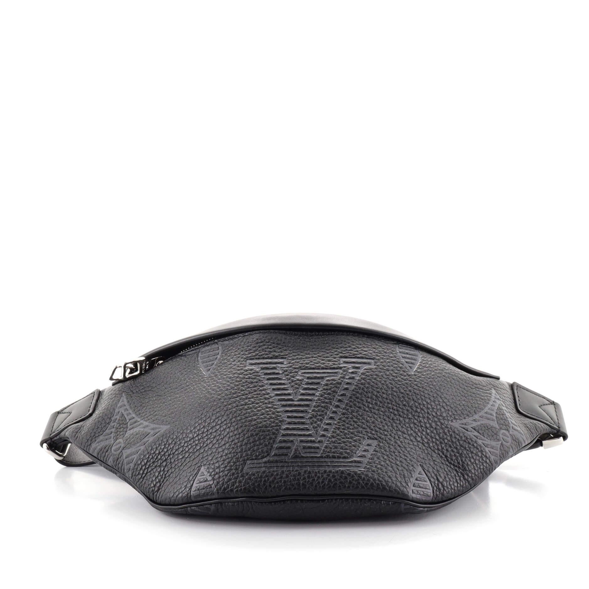 Louis Vuitton Discovery Bumbag Taurillon Shadow Leather In Good Condition In NY, NY