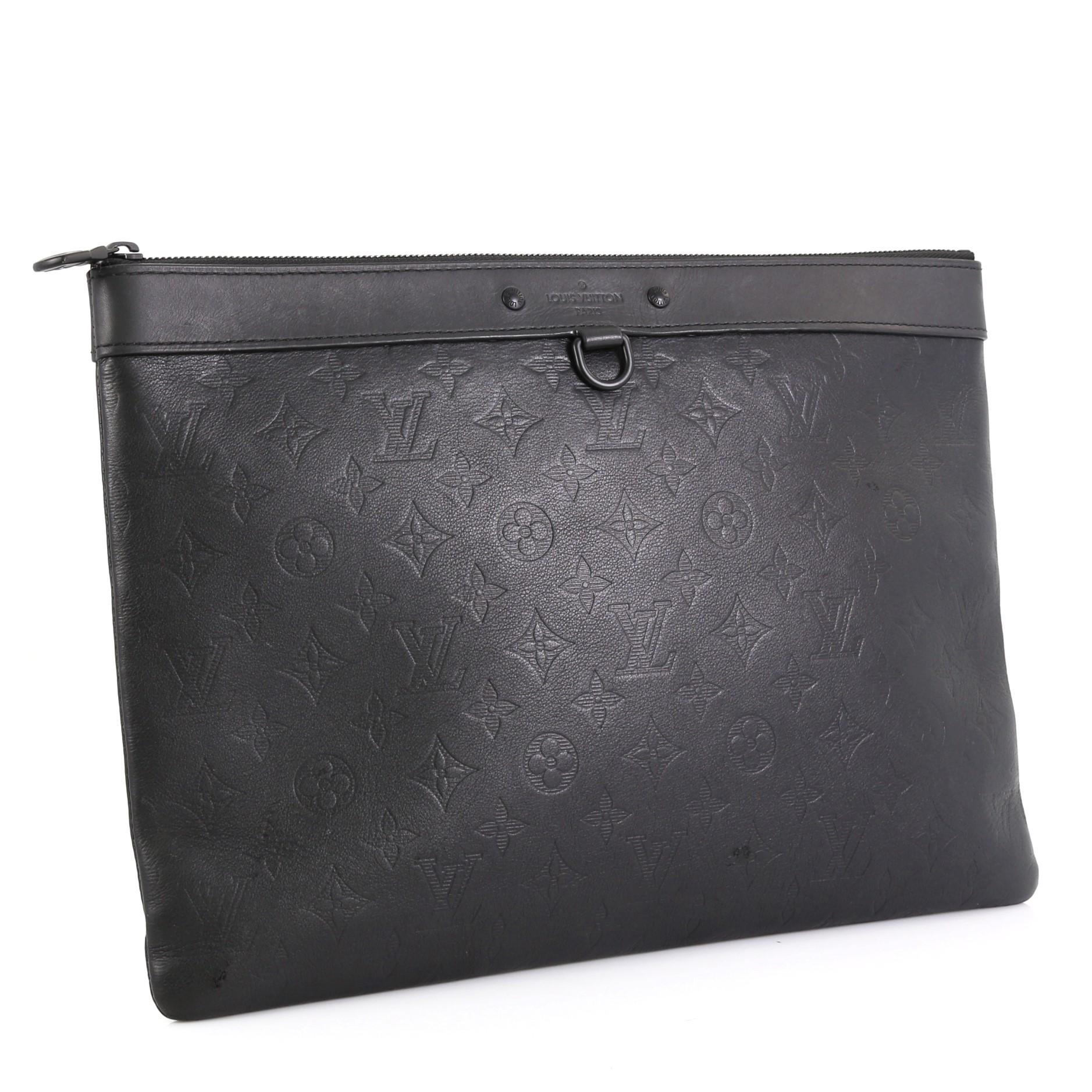 
This Louis Vuitton Discovery Pochette Monogram Shadow Leather GM, crafted in black monogram leather, features a D ring and black-tone hardware. Its zip closure opens to a black fabric interior with slip pocket. Authenticity code reads: UB3188
