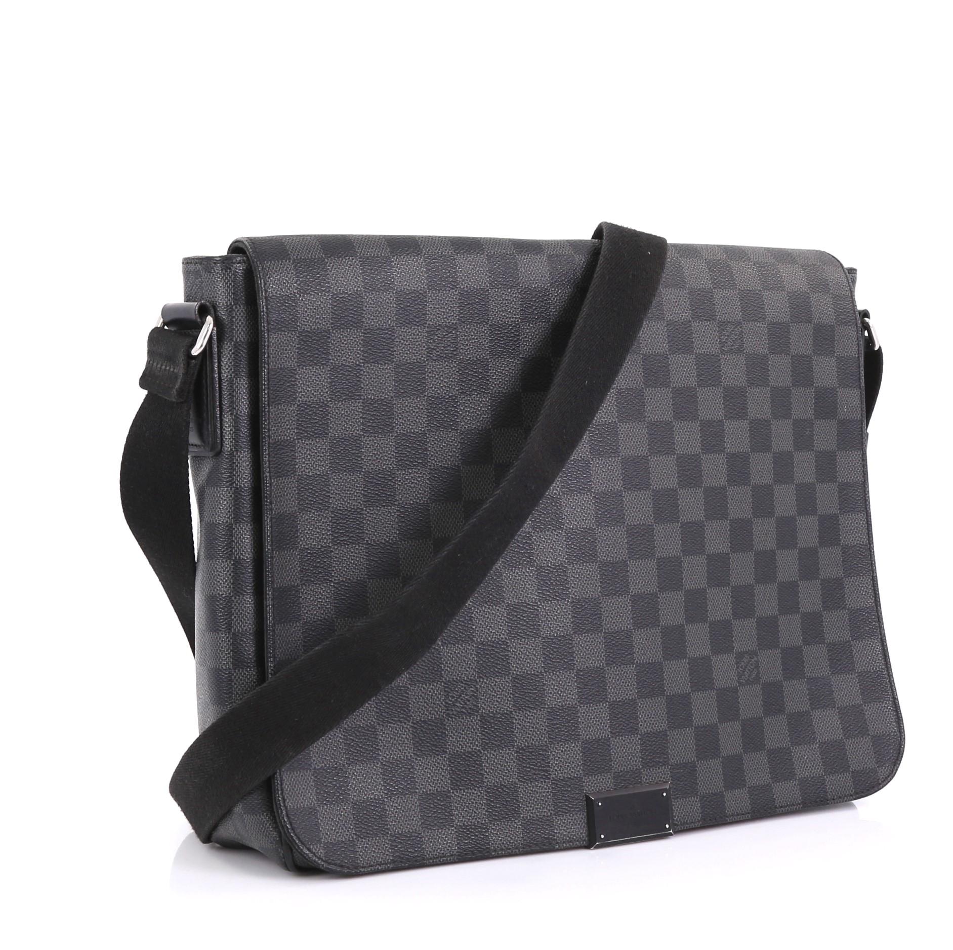 This Louis Vuitton District Messenger Bag Damier Graphite GM, crafted from damier graphite coated canvas, features an adjustable textile shoulder strap, front pocket under flap, exterior back zip pocket, and silver-tone hardware. Its flap opens to a