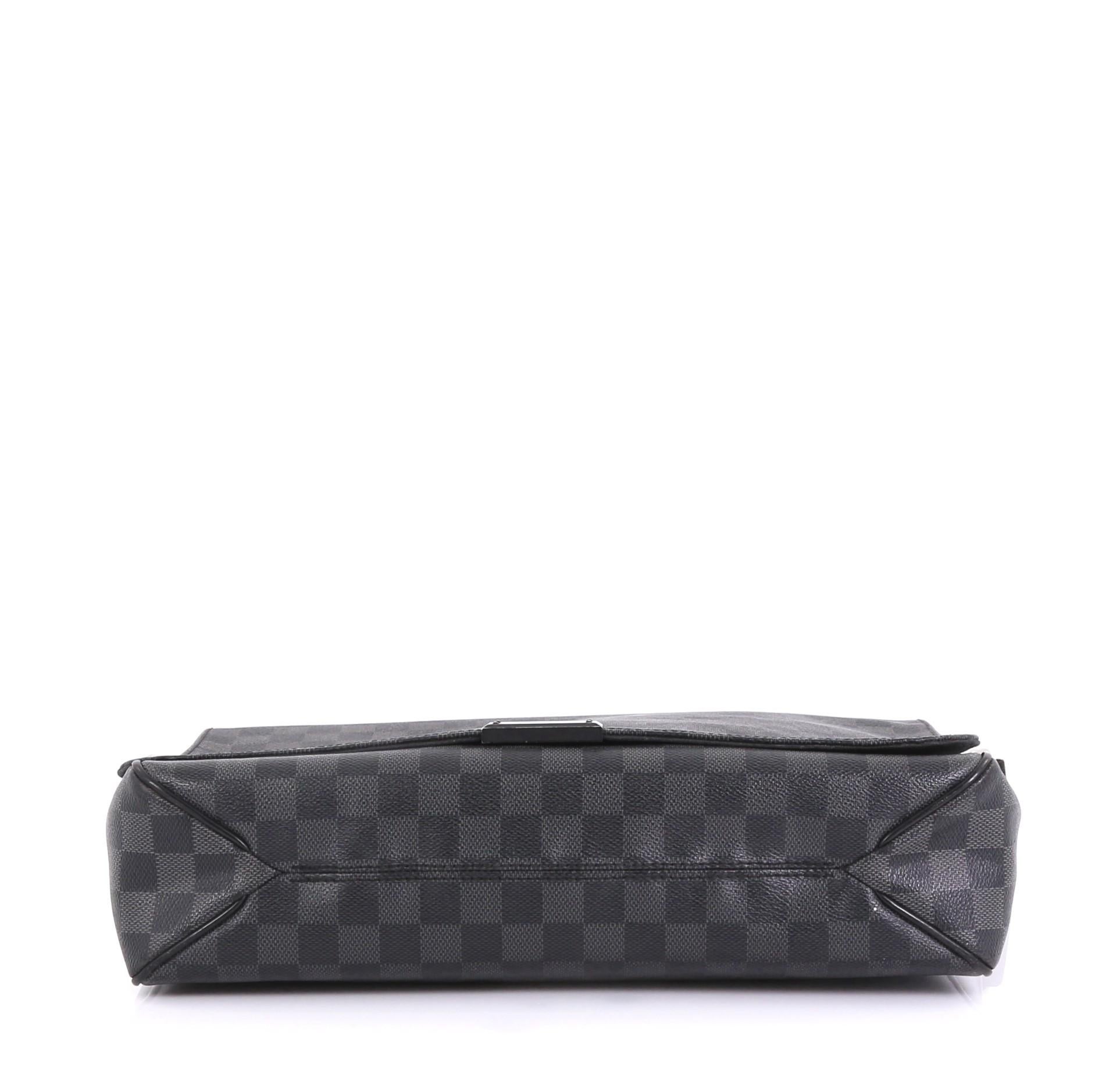 Louis Vuitton District Messenger Bag Damier Graphite GM  In Good Condition In NY, NY