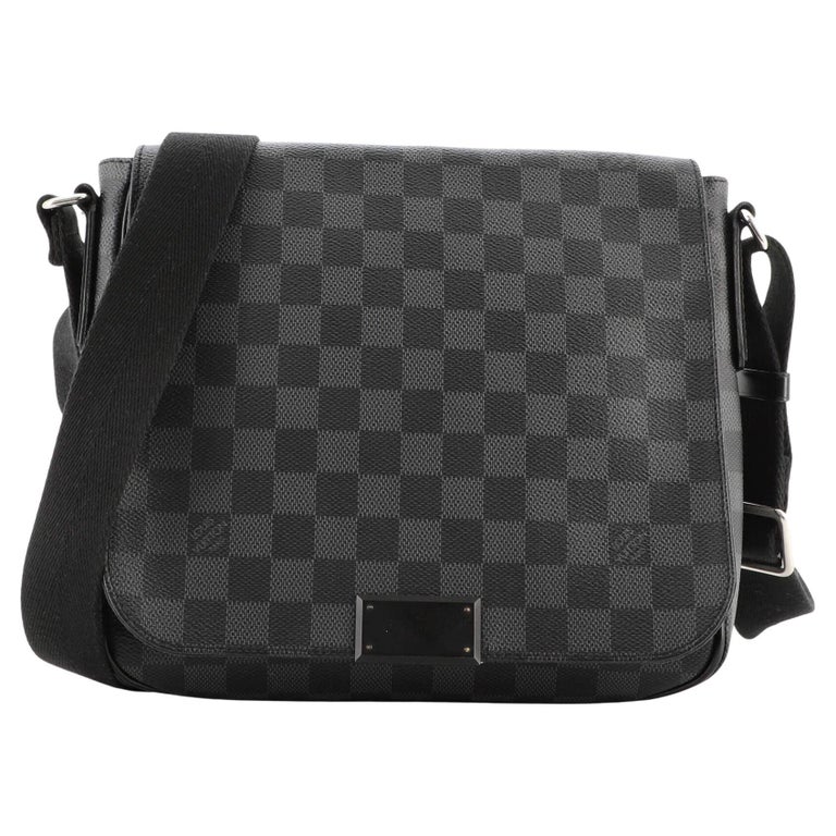 LOUIS VUITTON District GM Damier Graphite Messenger Crossbody Bag Blac