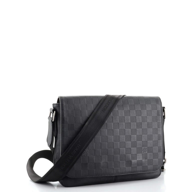 District leather bag Louis Vuitton Black in Leather - 21623865