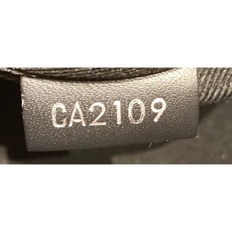 Louis Vuitton District Shoulder bag 345386