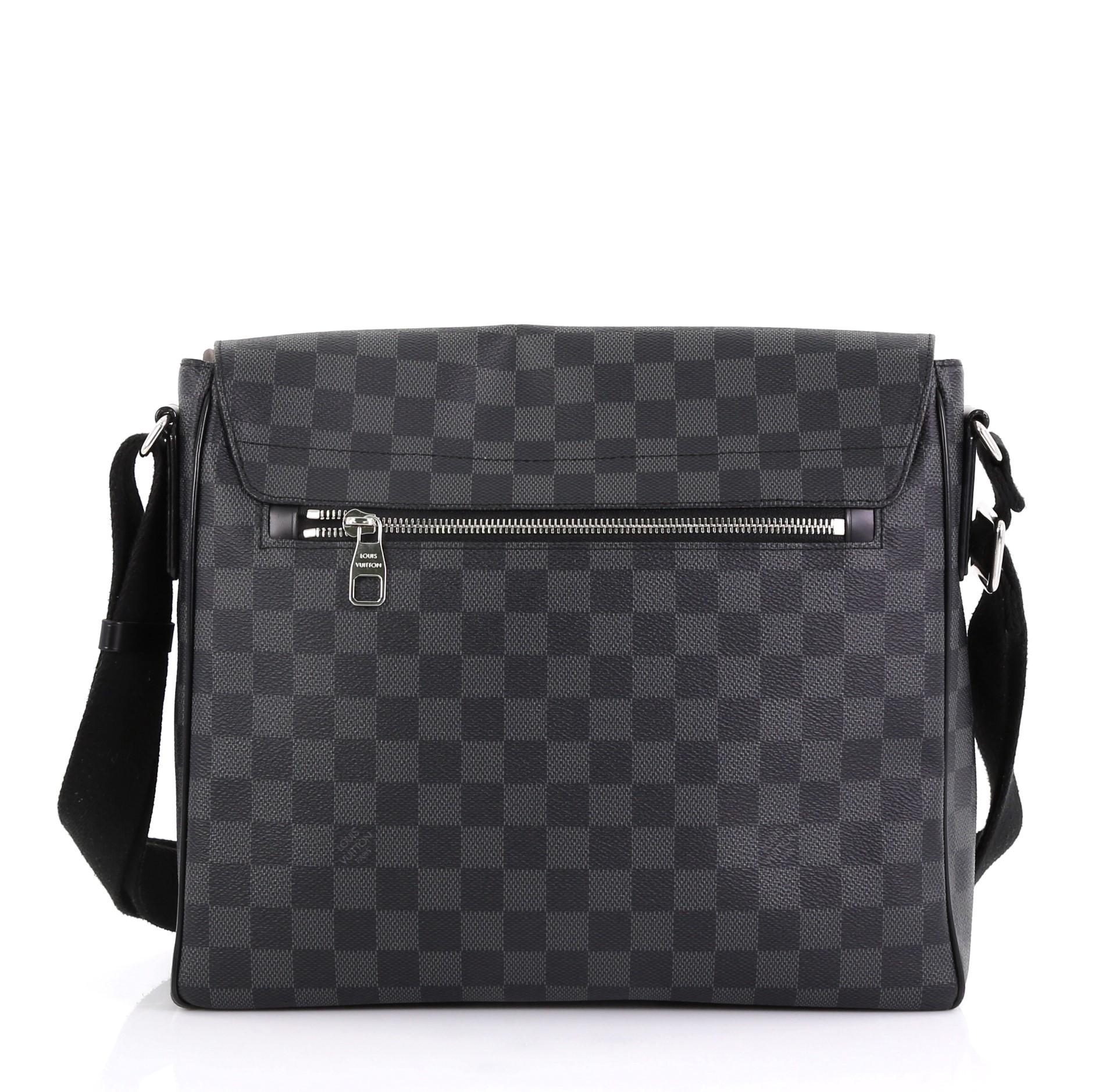 Louis Vuitton District NM Messenger Bag Damier Graphite MM In Good Condition In NY, NY