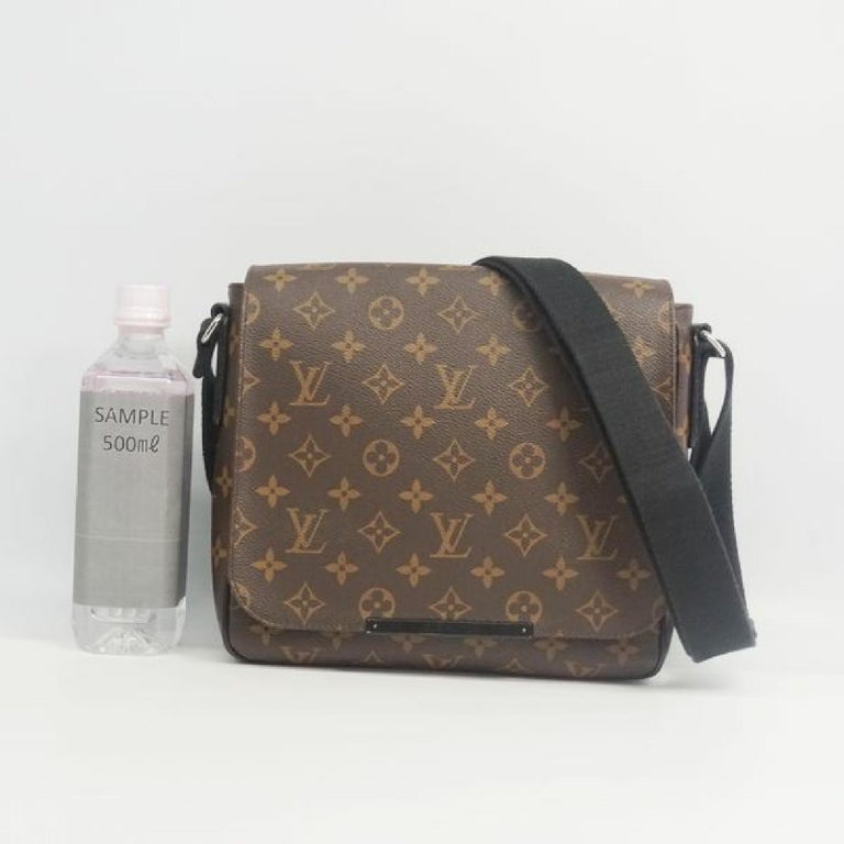 LOUIS VUITTON District PM Mens shoulder bag M40935 For Sale at 1stdibs