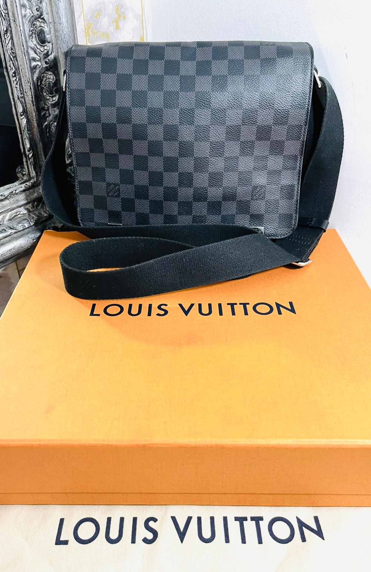 Messenger-Tasche von Louis Vuitton District PM

Rechteckige Tasche aus beschichtetem Damier Graphite Canvas.

Auf der Vorderseite sind zwei silberne Plaketten mit der Aufschrift Louis Vuitton Paris