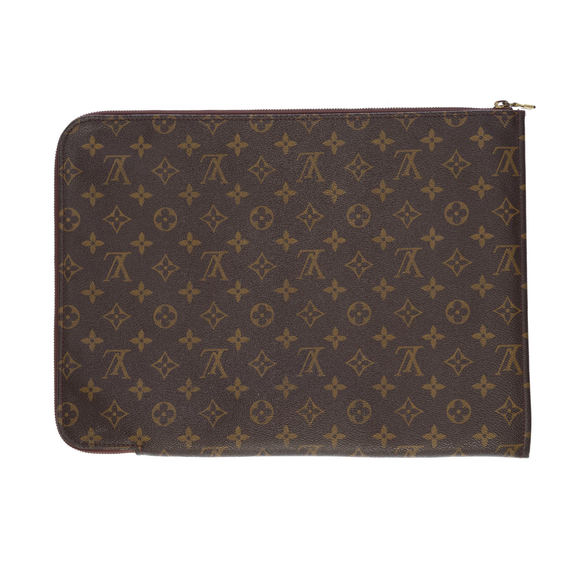 Porte-documents Louis Vuitton en toile monogramme marron et garniture en métal doré

Fermeture à glissière
Intérieur en cuir marron
Dimensions : 38x28x2 cm (15x11x0.8 Inches)
Signature : 