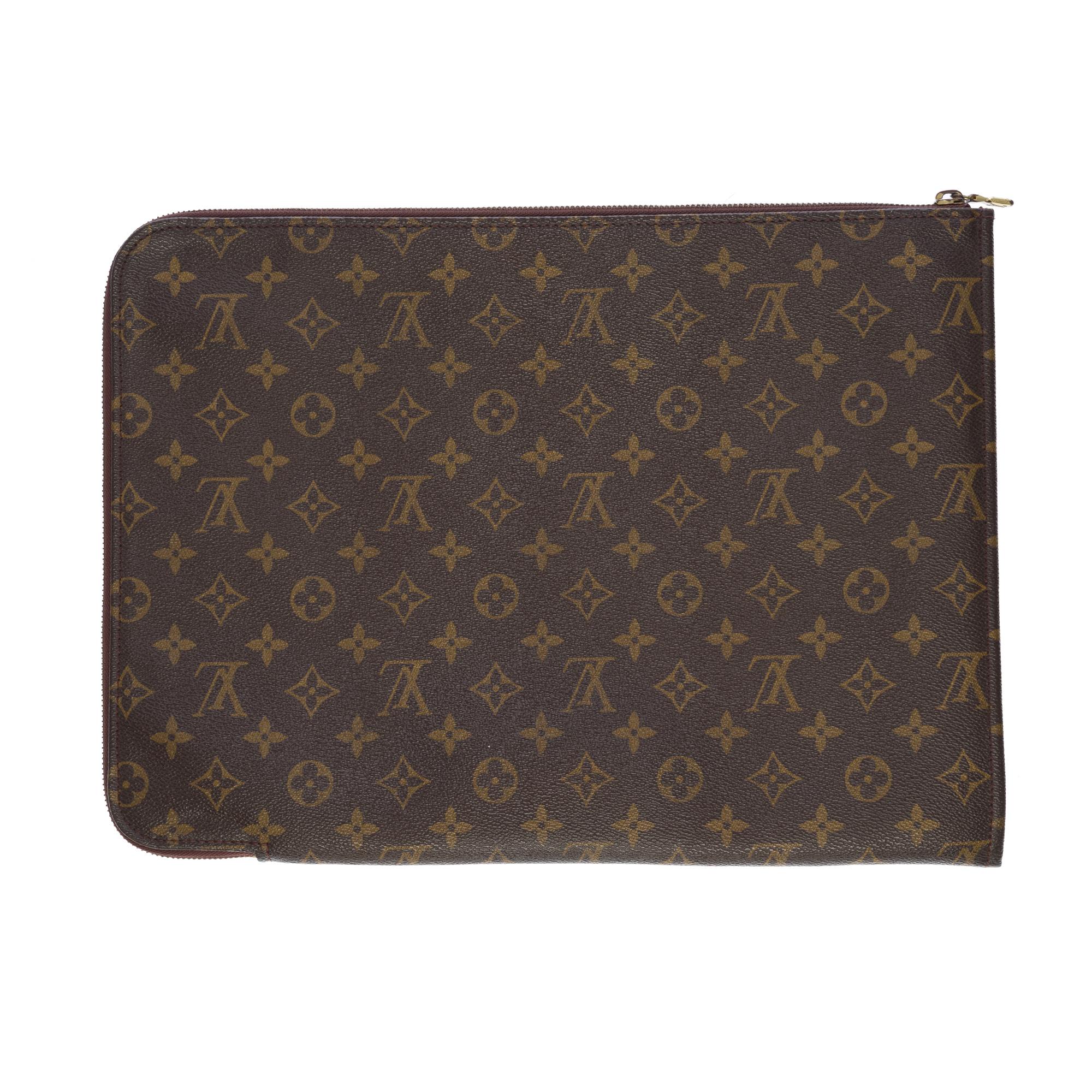 Louis Vuitton Dokumententasche aus braunem Canvas mit Monogramm, goldene Metallbeschläge.
Verschluss oben und Reißverschluss.
Innenausstattung aus braunem Leder.
Abmessungen: 28.5 * 38,5 * 2 cm (11,22 * 15,15 * 0,78 In.)
Signatur: 