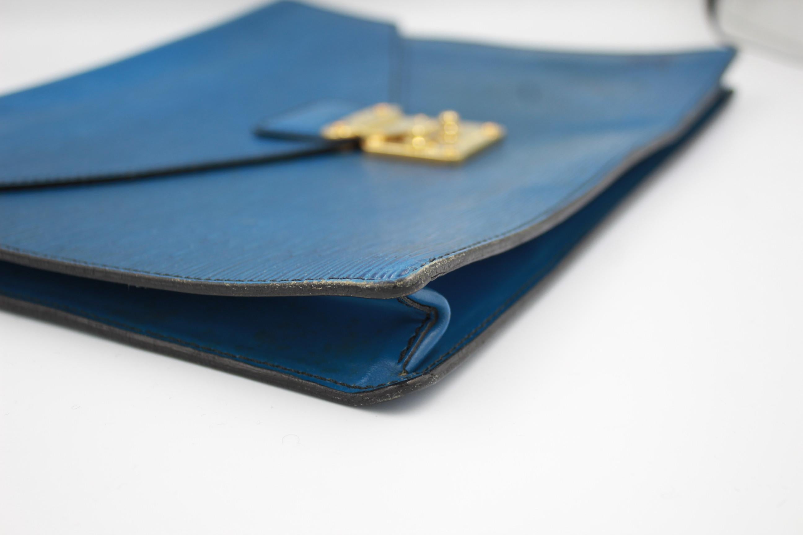 Louis vuitton document pouch in blue épi leather, some sign of wear ( colour spots )
36cm x 28cm x 4cm


