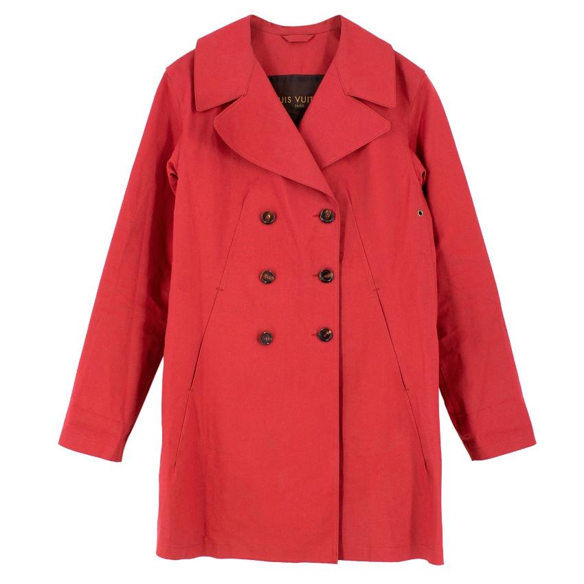 Louis Vuitton Double Breasted Mackintosh jacket 

-Red outer 
-Mid Length 
-Single vent 
-Notched  Lapel 
-Classic mac Silhouette 
-LV monogrammed lining 
-Three front buttons on each side
-Four inner concealed buttons 
-100% cotton rubber