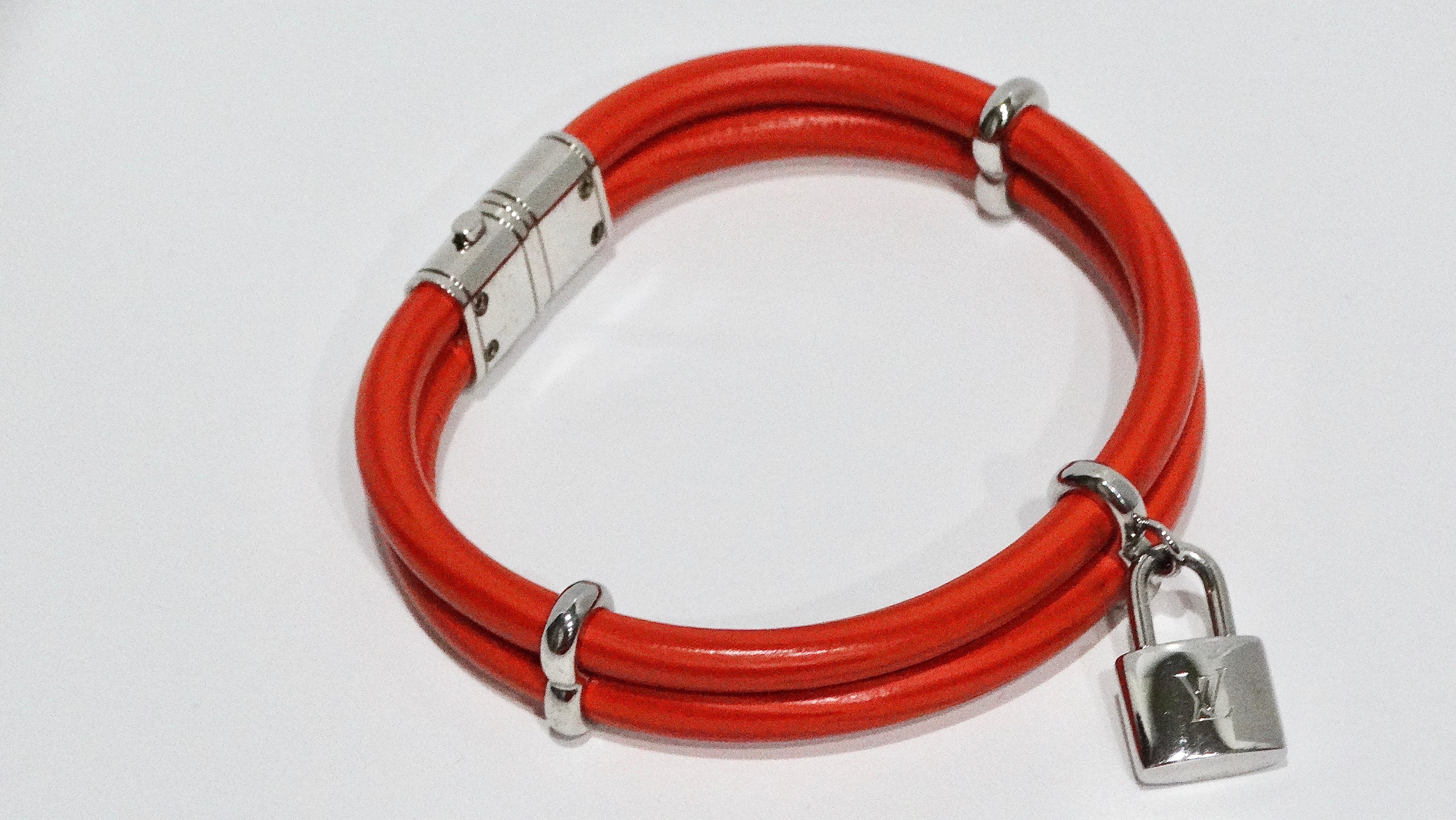 Louis Vuitton Bracelet Chord double cuir et breloque LV Silver Lock Bon état - En vente à Scottsdale, AZ