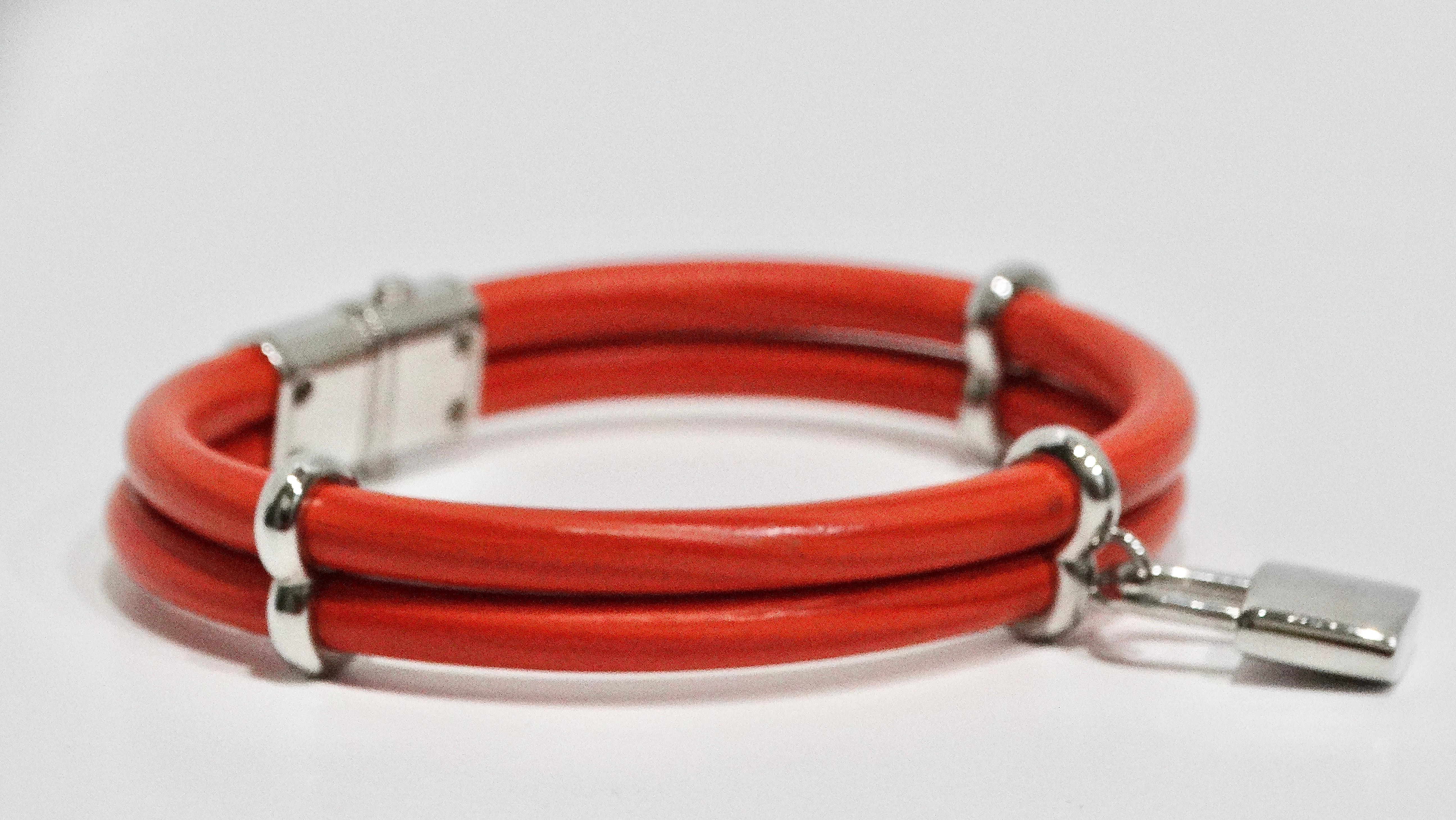 Louis Vuitton Bracelet Chord double cuir et breloque LV Silver Lock Unisexe en vente