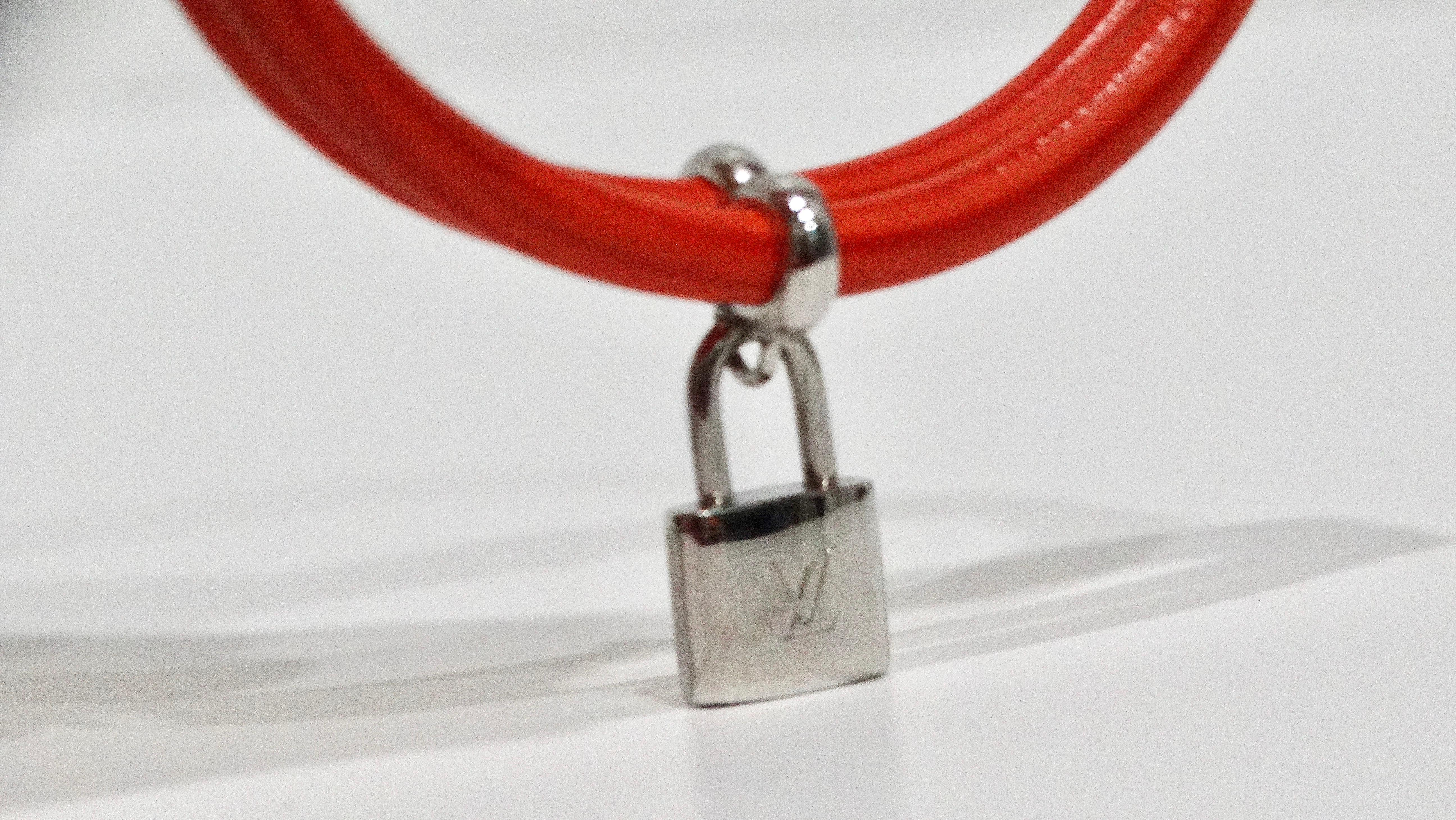 Louis Vuitton Bracelet Chord double cuir et breloque LV Silver Lock en vente 3