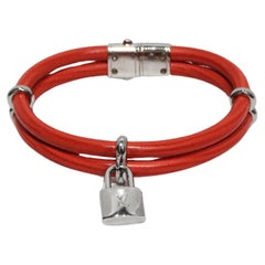 Pulsera de doble cordón de cuero de Louis Vuitton y charm de candado de plata de LV