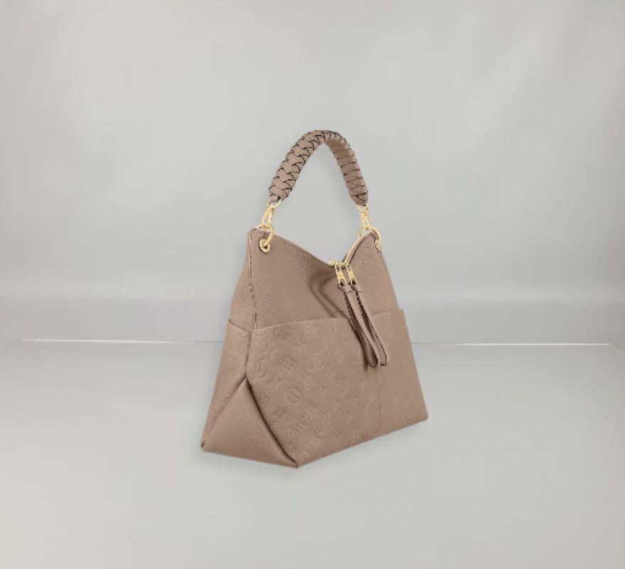 Diese Hobo Bag verfügt über Details wie einen abnehmbaren oberen Griff aus geflochtenem Leder, der sich bequem am Ellenbogen oder über der Schulter tragen lässt, sowie zwei große Vordertaschen und zwei flache Innentaschen, die sich ideal für den