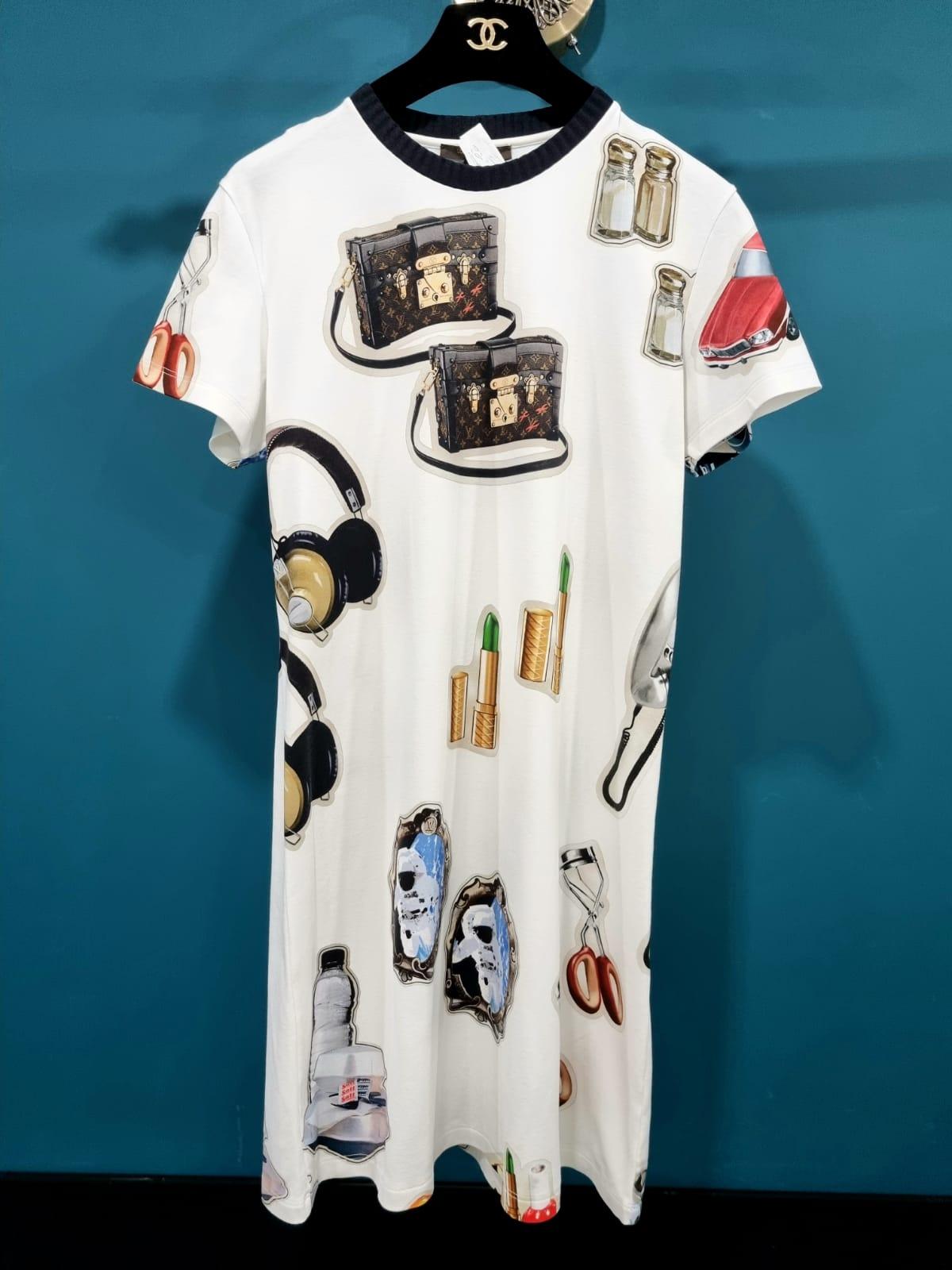 Louis Vuitton Dress. L size.
Comes with certificate of authenticity.
Dress in pre owned excellent condition.