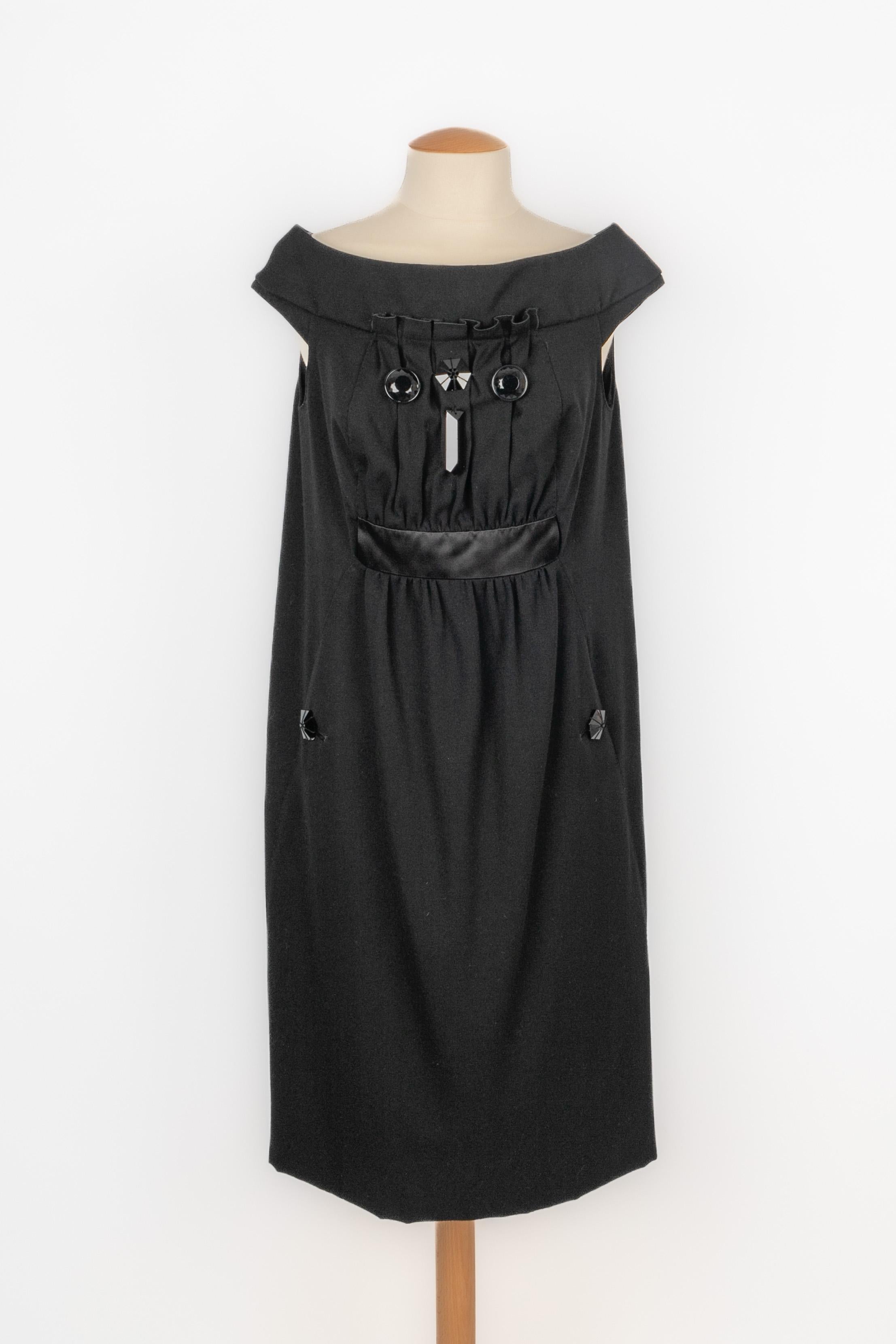 LOUIS VUITTON - (Made in France) Schwarzes mittellanges Kleid aus Wollgemisch mit auffälligen Strasssteinen. Größe 40FR angegeben. Herbst-Winter Collection'S 2005, unter der Leitung von Marc Jacobs.

Bedingung:
Sehr guter