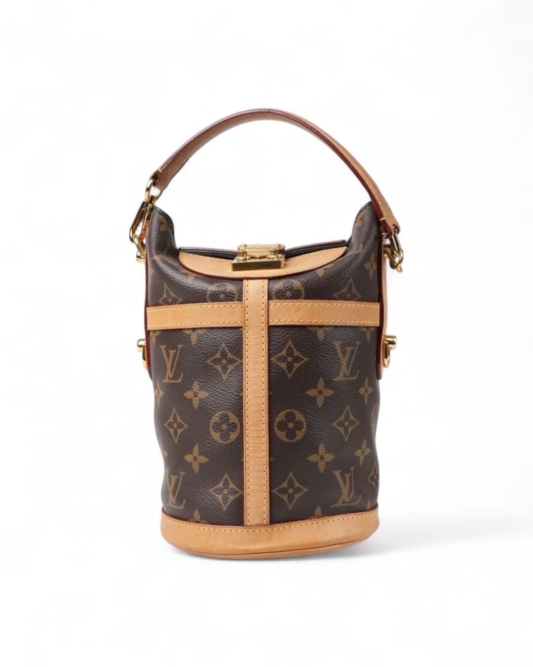 Borsa firmata Louis Vuitton, modello Duffle Bucket nella misura PM, realizzata in tela nella classica fantasia monogram con inserti in vacchetta e hardware dorato. Dotata di una chiusura superiore ad incastro, internamente rivestita in tessuto