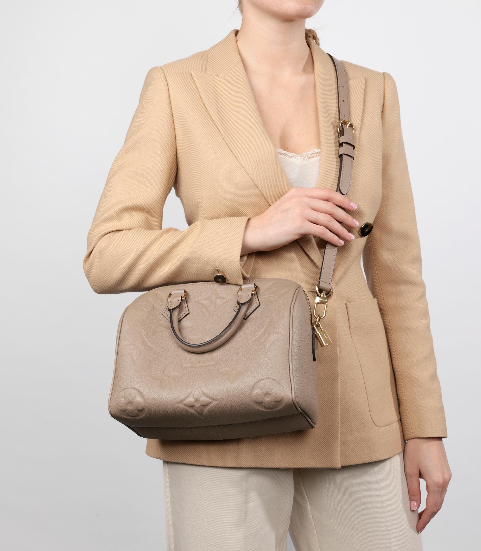 Louis Vuitton Dune Empreinte Leather Speedy 25 Bandoulière

Brand- Louis Vuitton
Model- Speedy 25 Bandoulière
Product Type- Crossbody, Tote
Age- Circa 2023
Accompanied By- Louis Vuitton Box, Dust Bag, Adjustable Strap, Keys, Padlock, Original