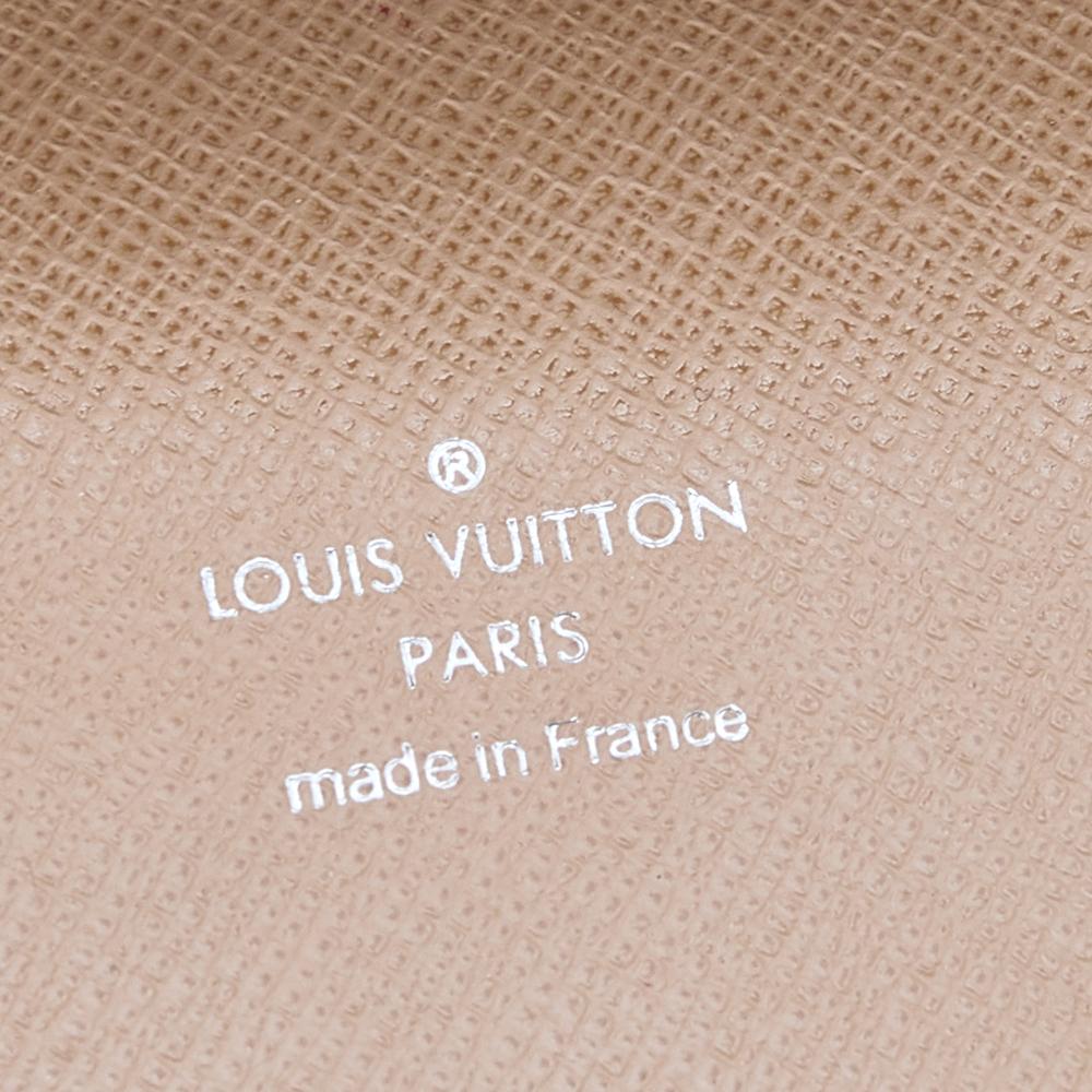 Ce magnifique sac Clery Pochette de la Maison Louis Vuitton est parfait pour tous ceux qui aiment la polyvalence. Il est fabriqué en cuir Epi Dune à l'extérieur, avec un logo LV assorti attaché à l'avant. Il est doté d'une poignée supérieure, d'une
