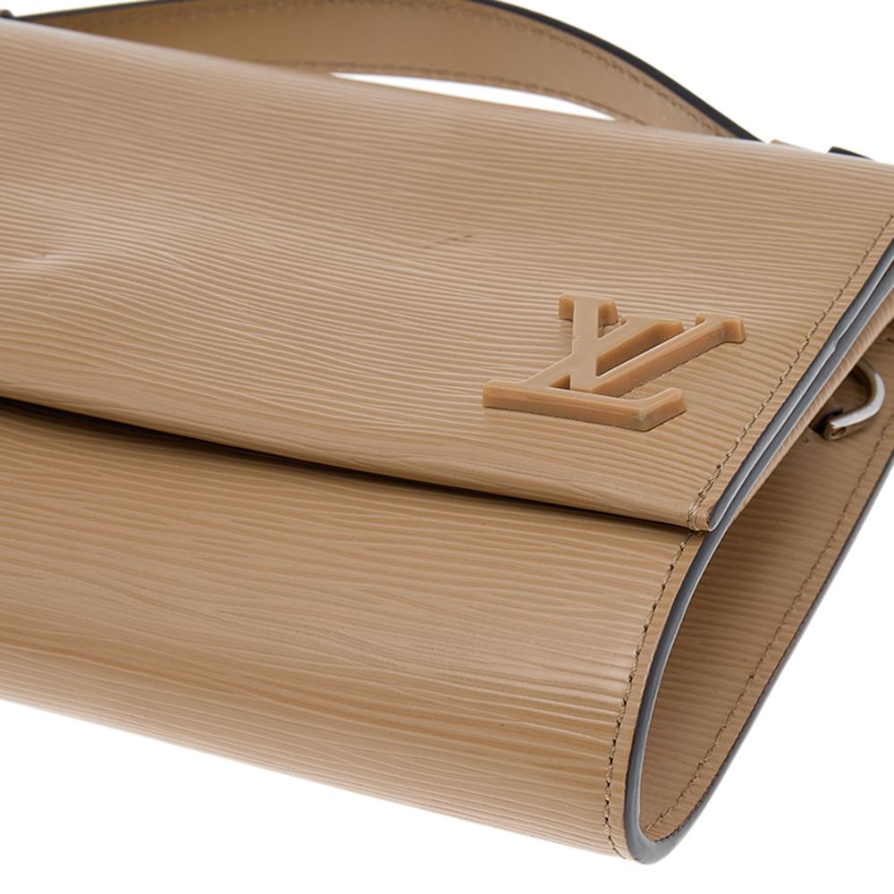 Louis Vuitton - Sac pochette en cuir épi, couleur canneberge Bon état - En vente à Dubai, Al Qouz 2