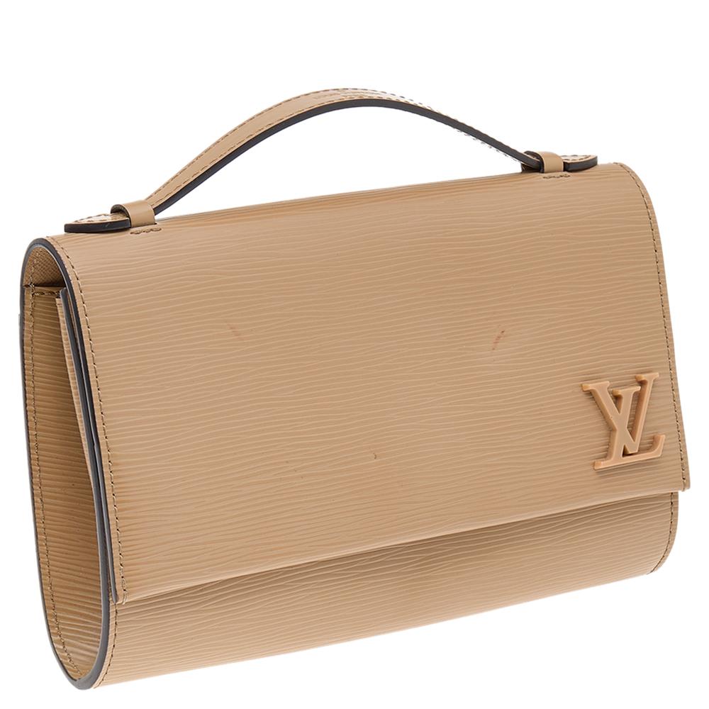 Louis Vuitton - Sac pochette en cuir épi, couleur canneberge en vente 3