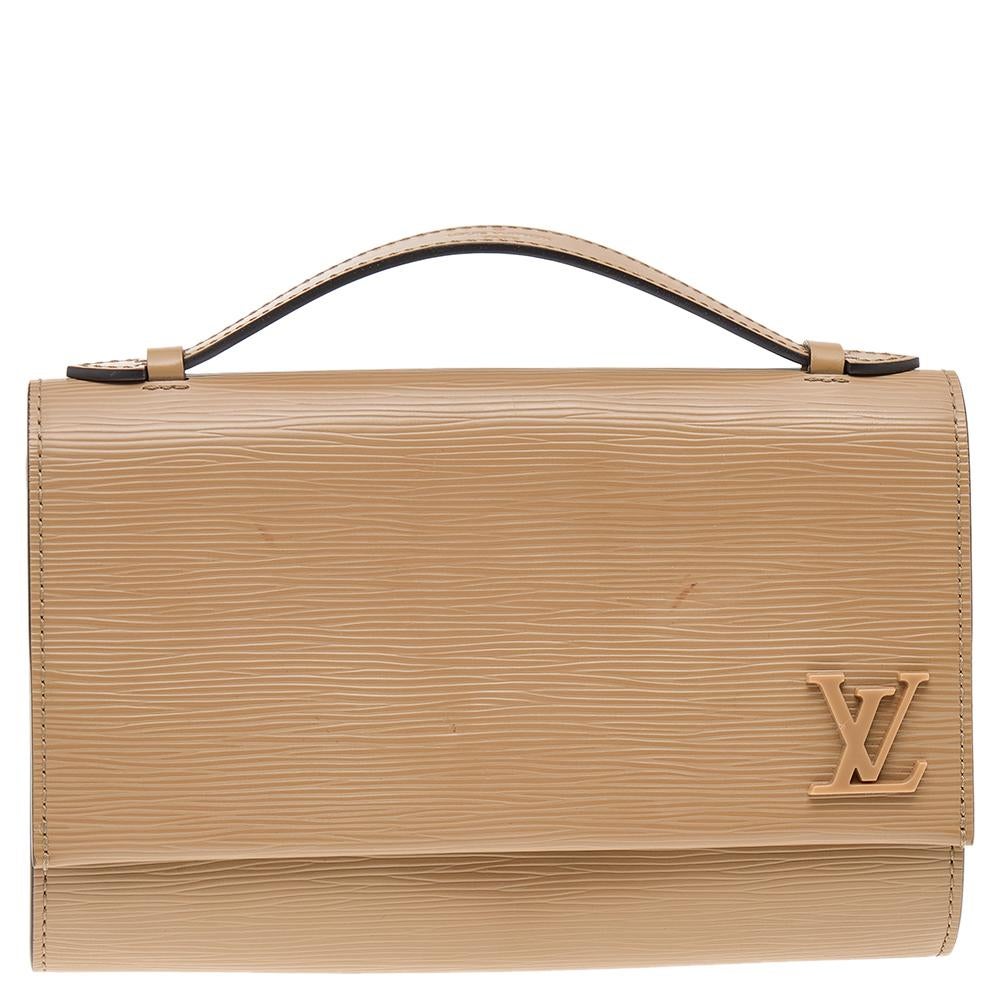 Louis Vuitton - Sac pochette en cuir épi, couleur canneberge en vente 4