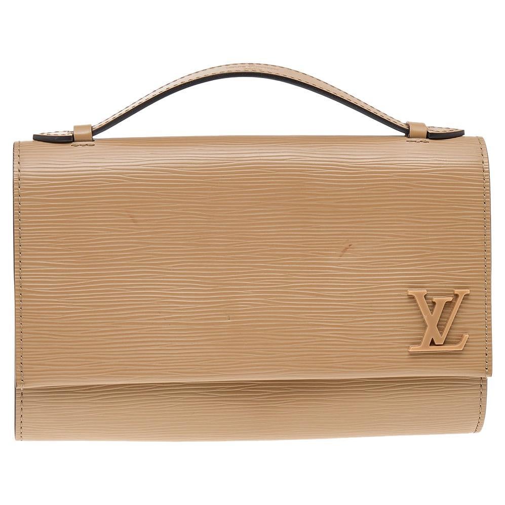 Louis Vuitton - Sac pochette en cuir épi, couleur canneberge en vente