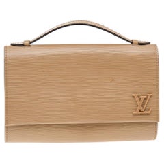 Louis Vuitton - Sac pochette en cuir épi, couleur canneberge