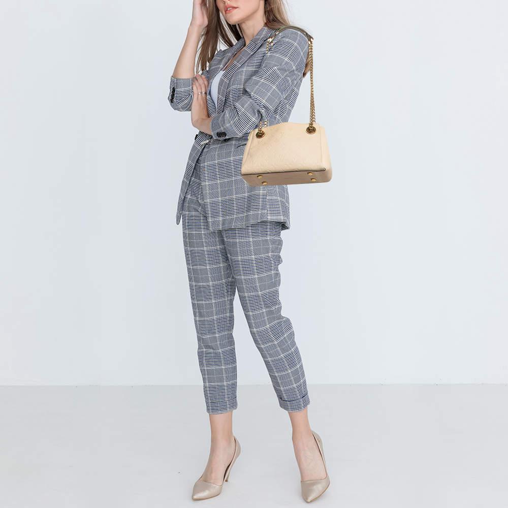 Louis Vuittons creations are popular owing to their high style and functionality. This bag like all the other handbags is durable and stylish. Exuding a fine finish the bag is designed to give a luxurious experience. The interior has enough space to