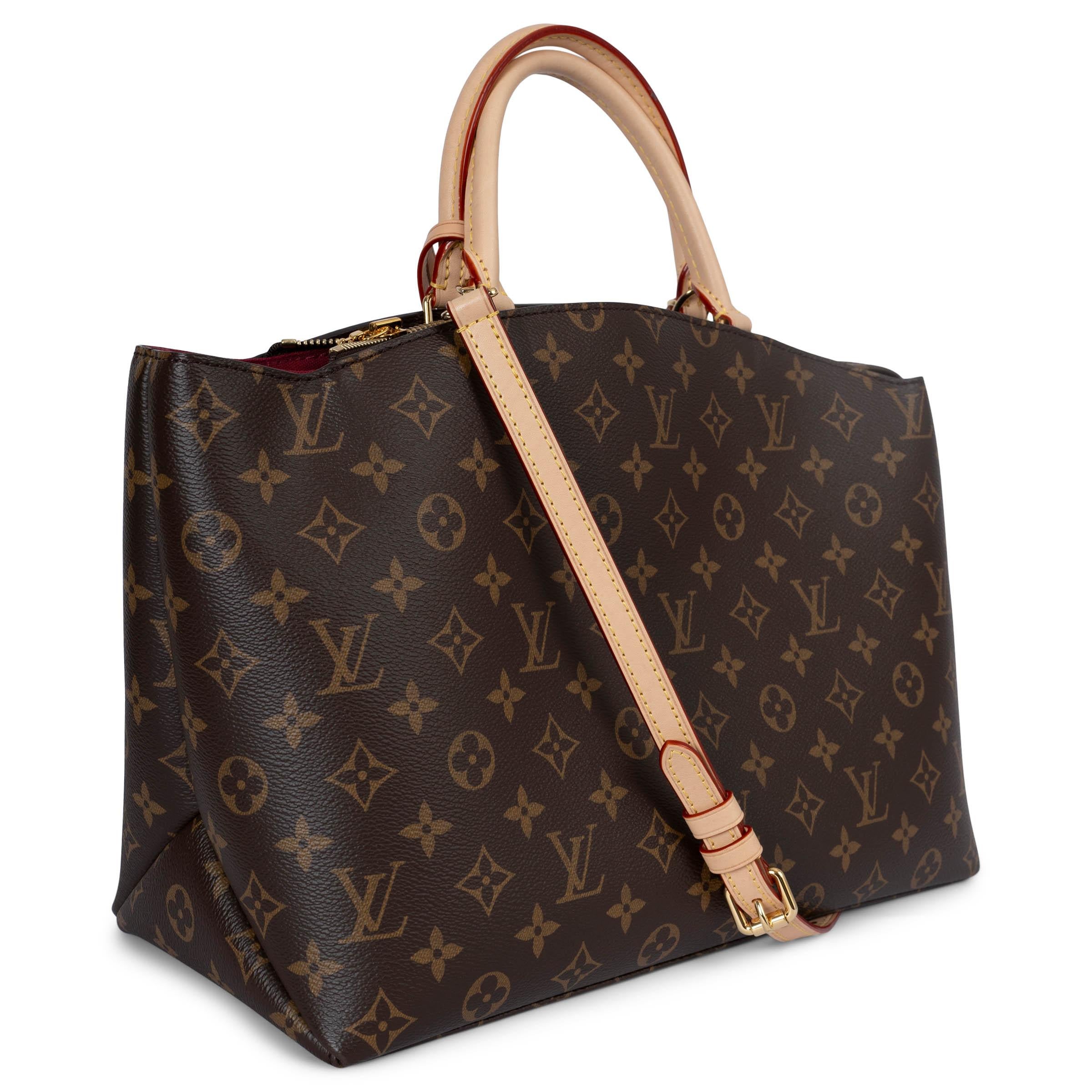 Diese zu 100 % authentische Louis Vuitton Grand Palais Tasche ist ein atemberaubendes Statement, gefertigt aus ebenem und olivfarbenem Monogram Canvas mit eleganten, natürlichen Vachetta-Besätzen und kontrastierenden gelben Nähten. Sie ist
