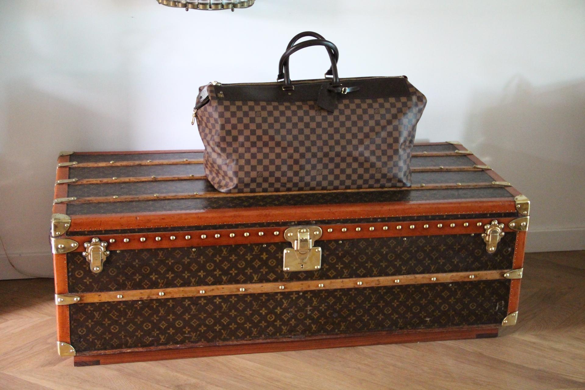 Questa bellissima borsa da viaggio grande di Louis Vuitton in tela con motivo a scacchiera e pelle marrone scuro è in ottime condizioni. È una borsa di Boston perfetta per una fuga nel fine settimana.
I due manici in pelle sono molto comodi.
Può