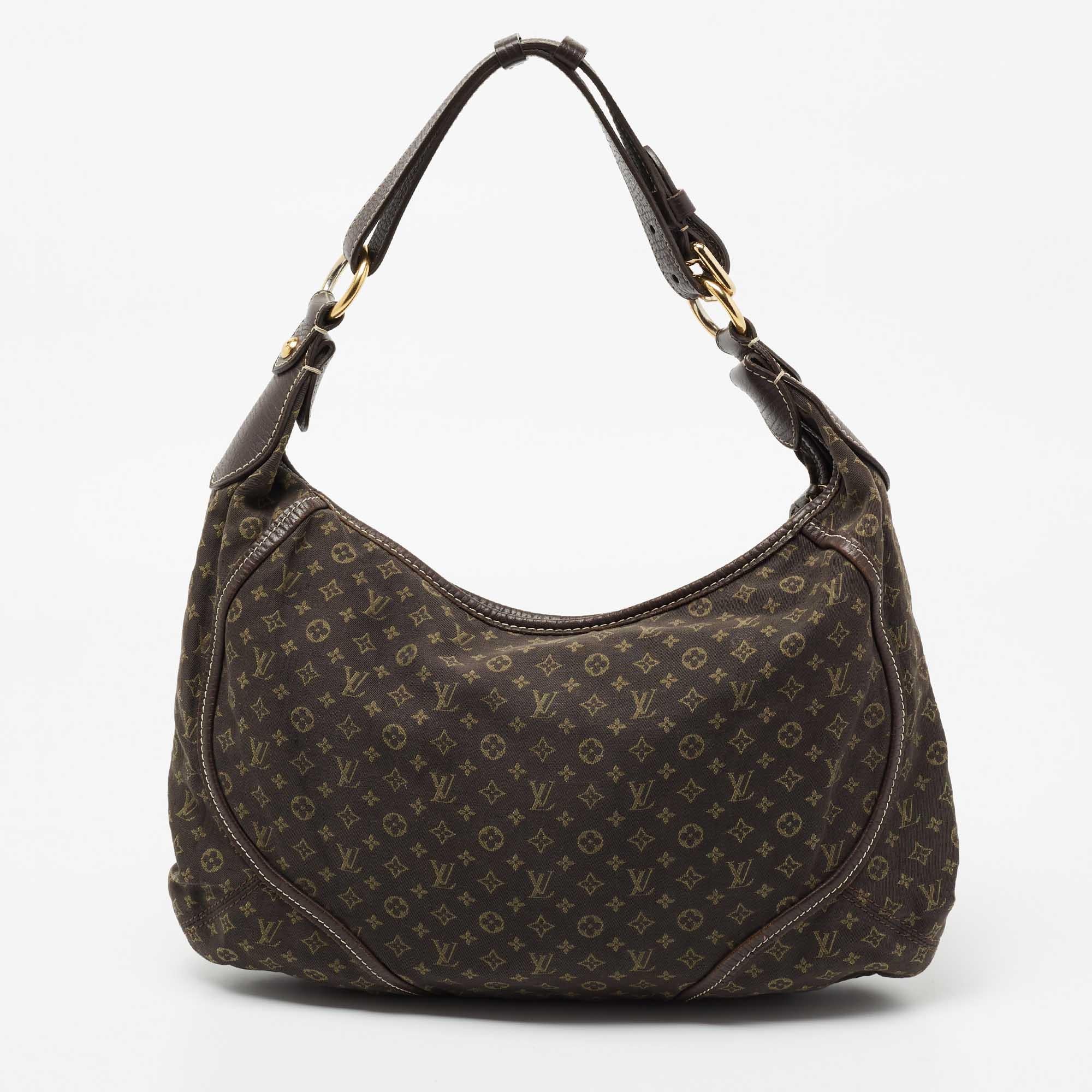 This classic design of Louis Vuitton will never go out of style. This brown bag is crafted using Monogram canvas and includes leather trims. It features a spacious interior and an adjustable handle. Add it to your closet today!

