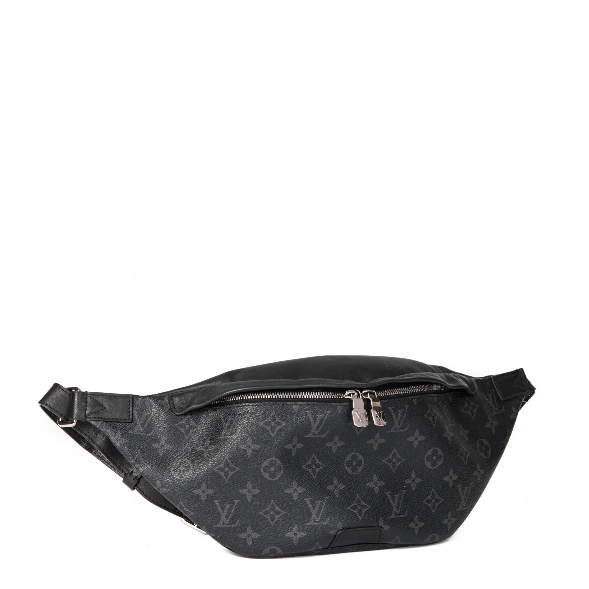 LOUIS VUITTON
Eclipse Monogram Coated Canvas & Calfskin Leather Discovery PM Bumbag

Xupes Reference: HB4445
Serial Number: SP1199
Age (Circa): 2019
Authenticity Details: Date Stamp (Made in France)
Gender: Ladies
Type: Belt Bag, Crossbody

Colour: