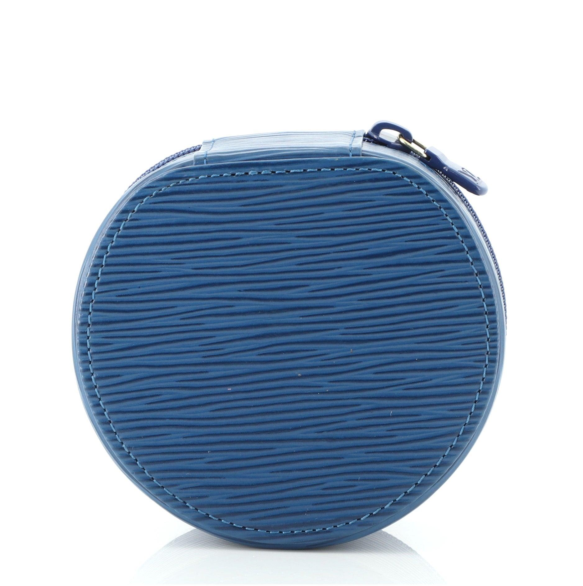Louis Vuitton Ecrin Bijoux Schmuckkoffer Epi Leder PM
Blaues Epi-Leder

Zustand Details: Leichte Schrammen und Gebrauchsspuren außen, leichte Gebrauchsspuren innen, Kratzer und Anlaufspuren an den Beschlägen.

45094MSC

Höhe 1,5