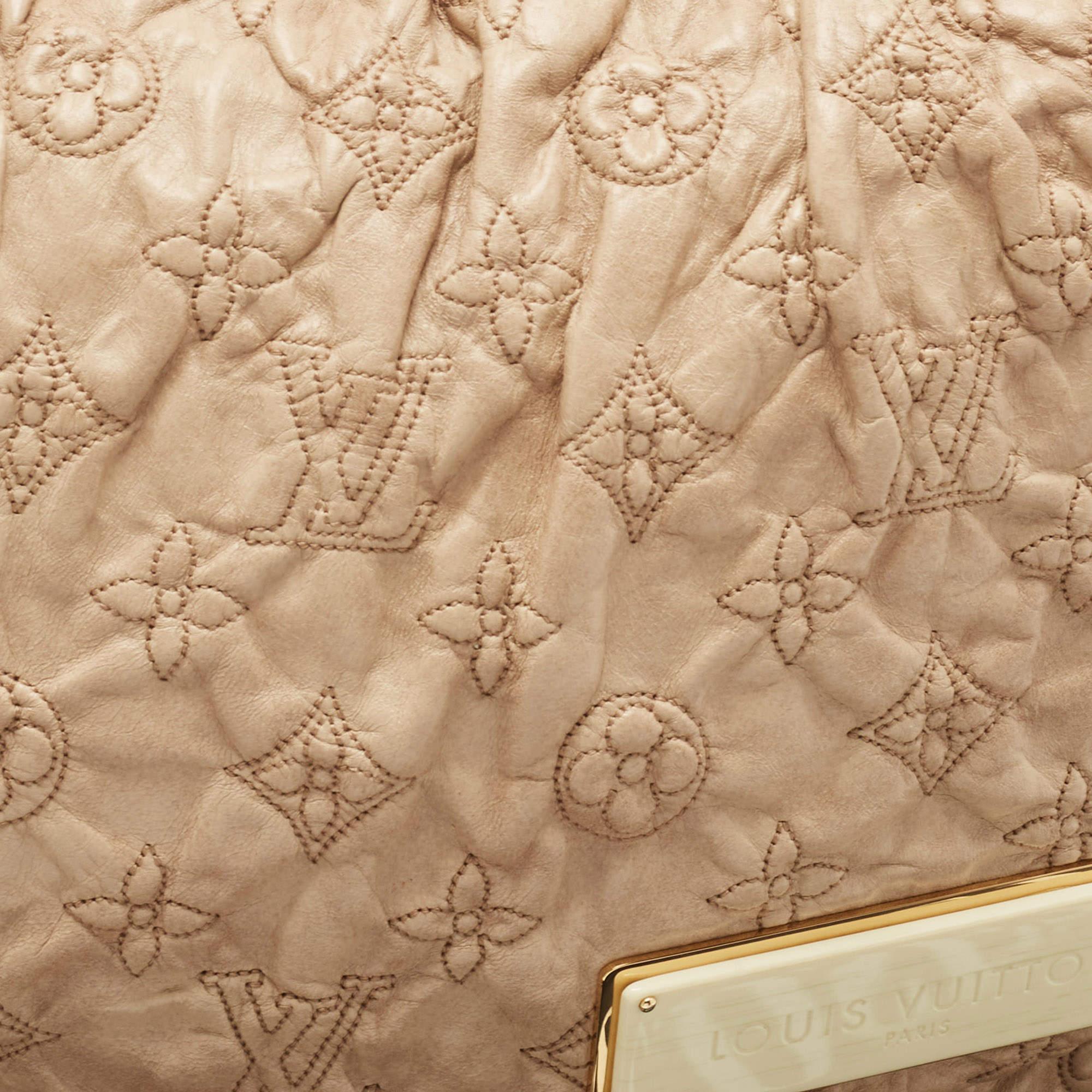 D'une élégance et d'une beauté exceptionnelles, ce sac Louis Vuitton rehaussera instantanément votre tenue. Confectionné à partir des meilleurs matériaux, cet authentique LV Limited Edition Olympe Nimbus GM est une ode parfaite au savoir-faire