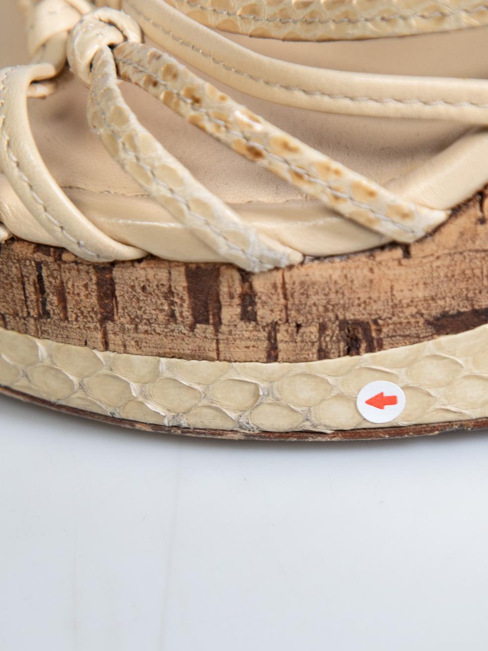 Louis Vuitton Sandali con zeppa in pelle di pitone color ecrù taglia IT 39 in vendita 5