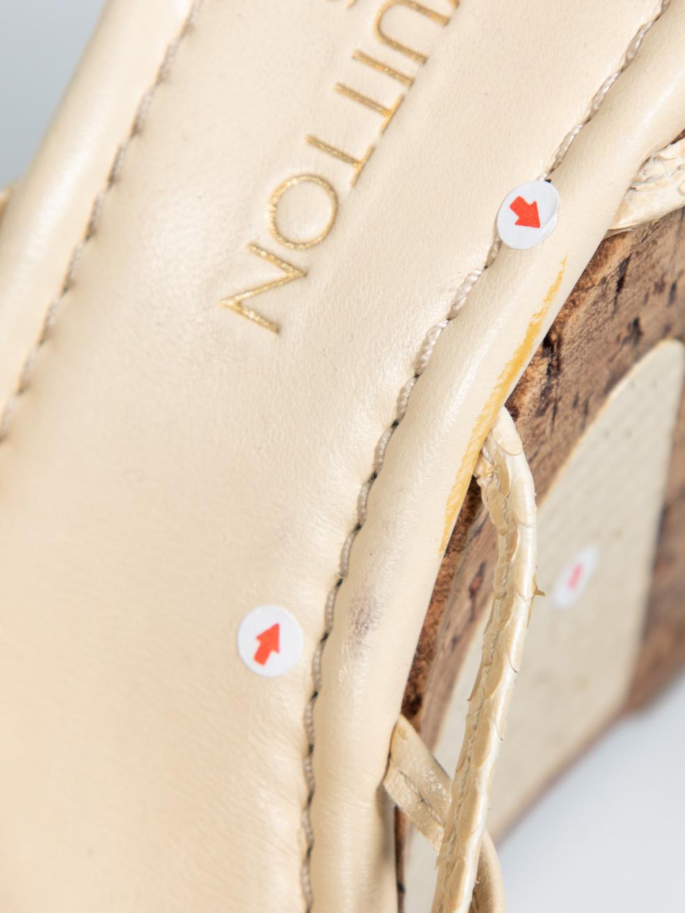 Louis Vuitton Sandali con zeppa in pelle di pitone color ecrù taglia IT 39 in vendita 1