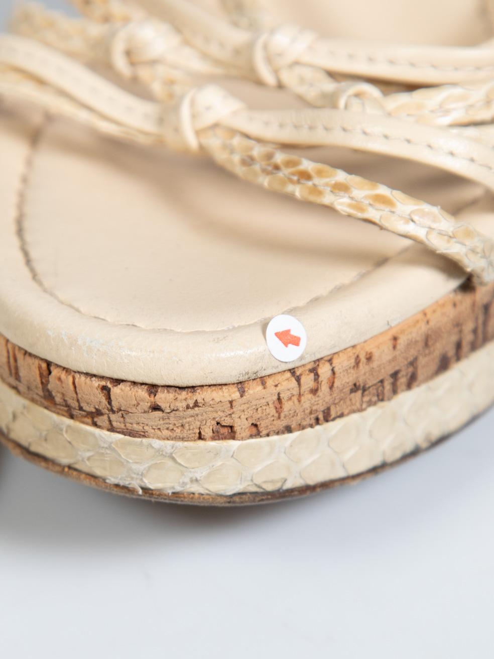 Louis Vuitton Sandali con zeppa in pelle di pitone color ecrù taglia IT 39 in vendita 2