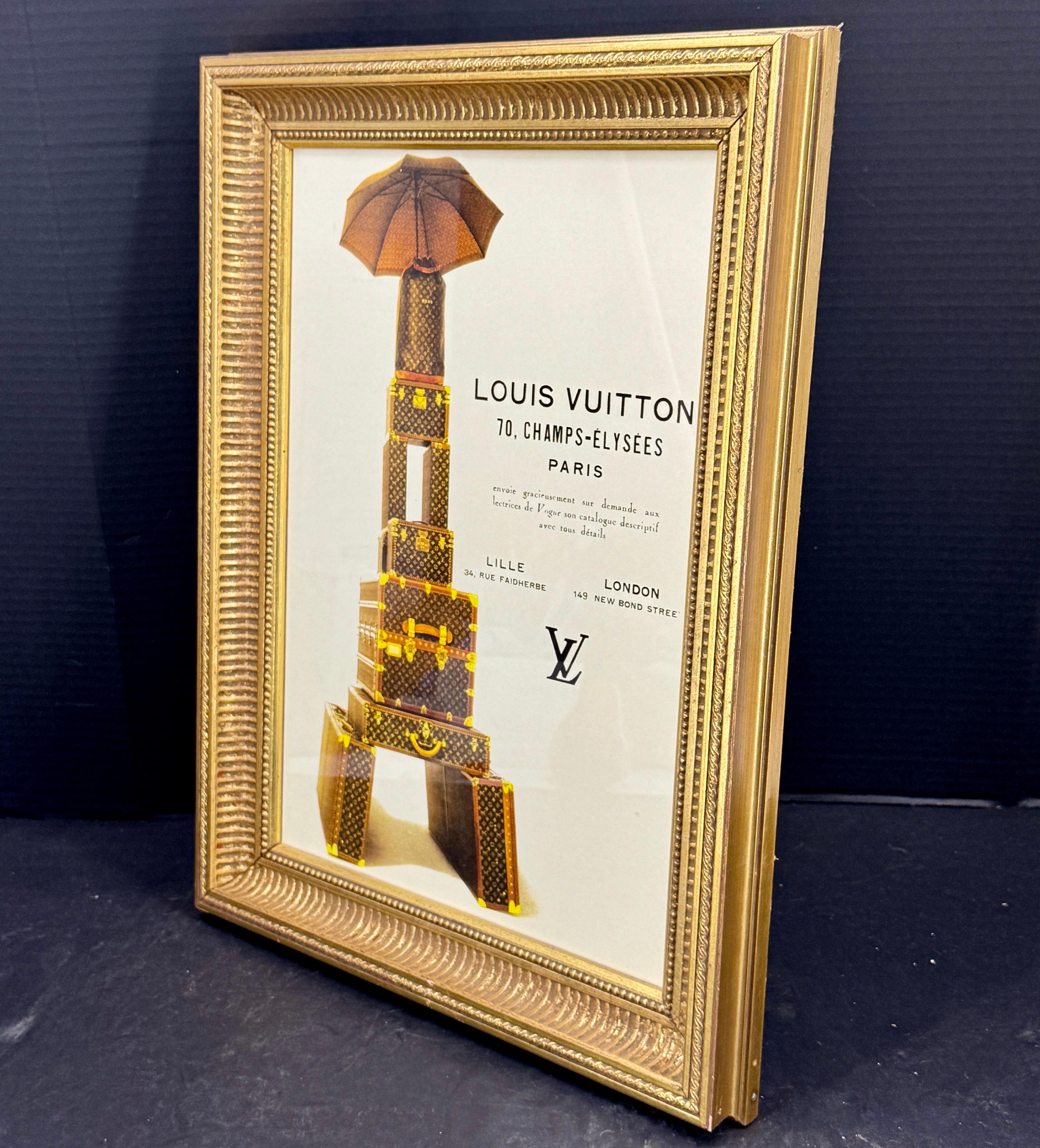 Louis Vuitton-Druck aus Paris, Frankreich, gerahmt in einem europäischen Vintage-Blattgoldrahmen. Das Kunstwerk zeigt die kultigen Louis Vuitton-Koffer in der künstlerischen Form des Eiffelturms. Ein großartiges Kunstwerk für einen LV-Sammler, das