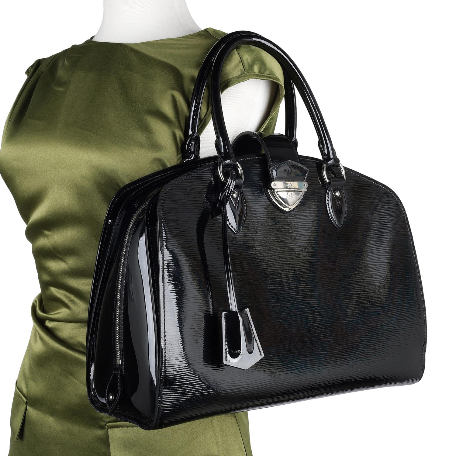 Auténtico Louis Vuitton Electric Epi  Pont-Neuf GM Satchel en negro - Un icono intemporal del lujo

Eleva tu vestuario con la cartera Epi Pont-Neuf GM de Louis Vuitton en negro, un bolso refinado e icónico que refleja el legado de elegancia,