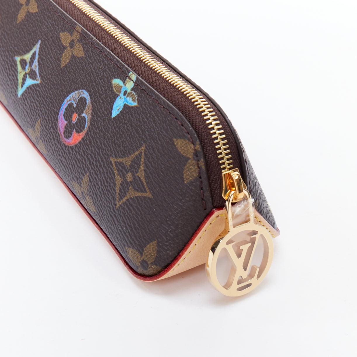 LOUIS VUITTON Elizabeth colorful LV monogram canvas pencil case
Reference: AAWC/A01347
Brand: Louis Vuitton
Model: Elizabeth
Material: Canvas, Leather
Color: Brown, Multicolour
Pattern: Monogram
Closure: Zip
Lining: Blue Microsuede
Extra Details: