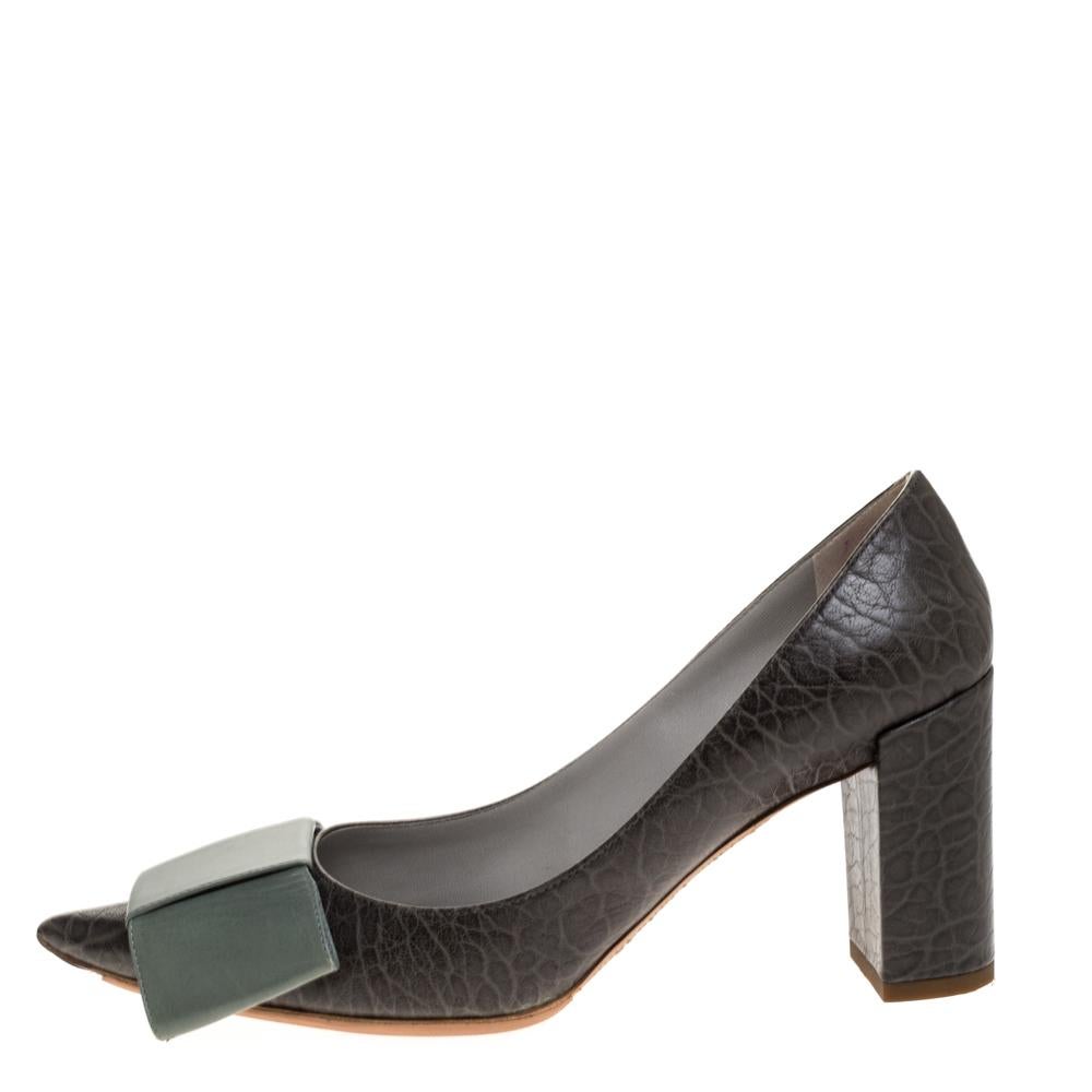 This pair of pumps designed from embossed leather featuring pointed toes is an eternal classic. It flaunts a broad bow detail on the vamps and covered counters. Everlasting and stylish, this pair of Louis Vuitton pumps is complete with block