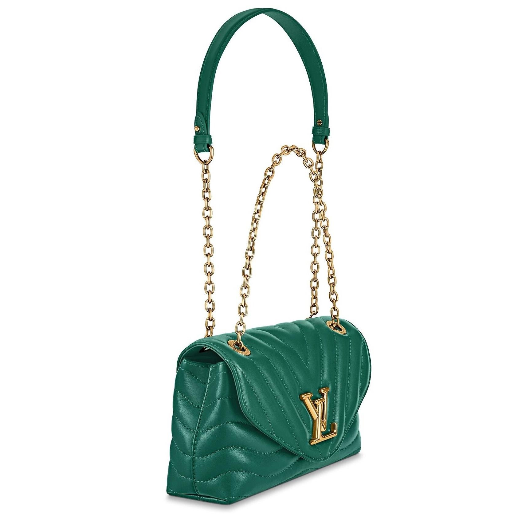 This signature chain bag has a vintage gold-colour chain and the interior enables easy organisation of a woman’s essentials, thanks to 2 compartments, a central zipped pocket and a flat pocket. Chain: sliding, non-removable. Chain drop: 31 cm. Chain