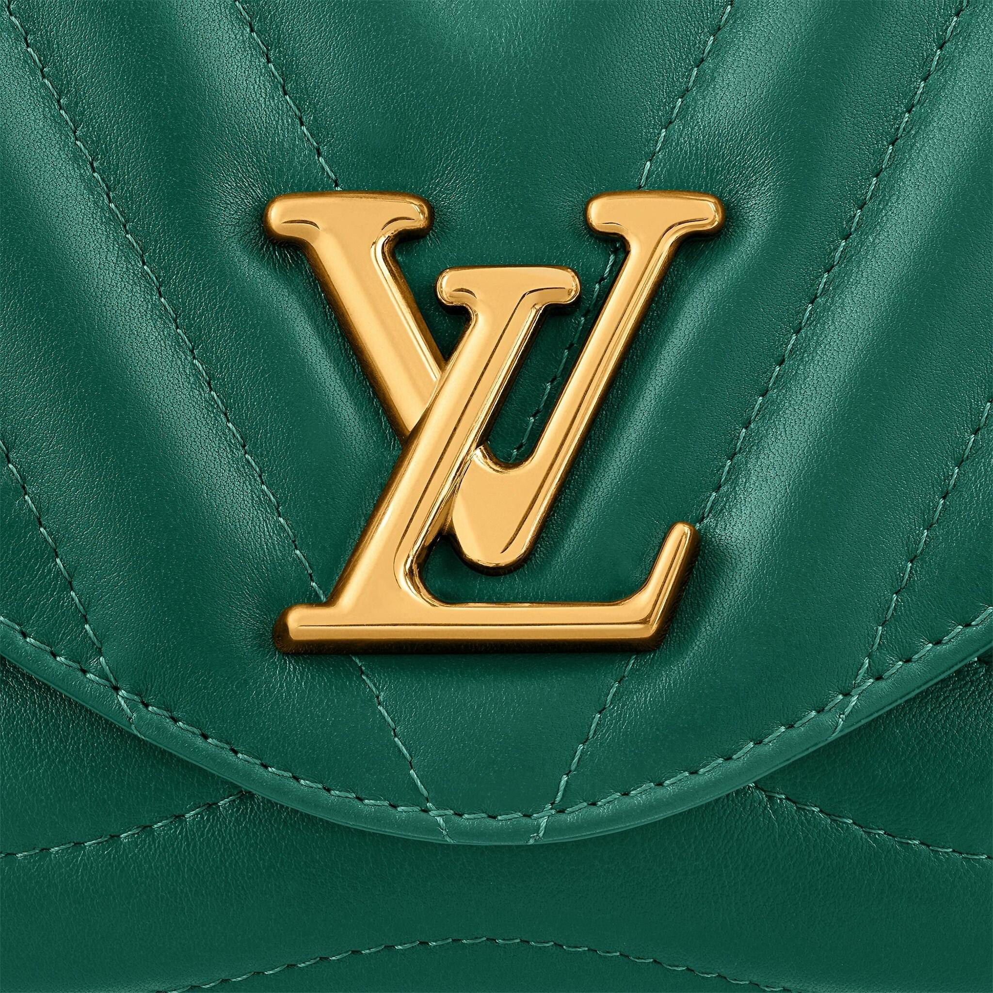 Louis Vuitton Emerald Green Smooth Cowhide Leather LV New Wave Chain Bag In New Condition For Sale In Nicosia, CY