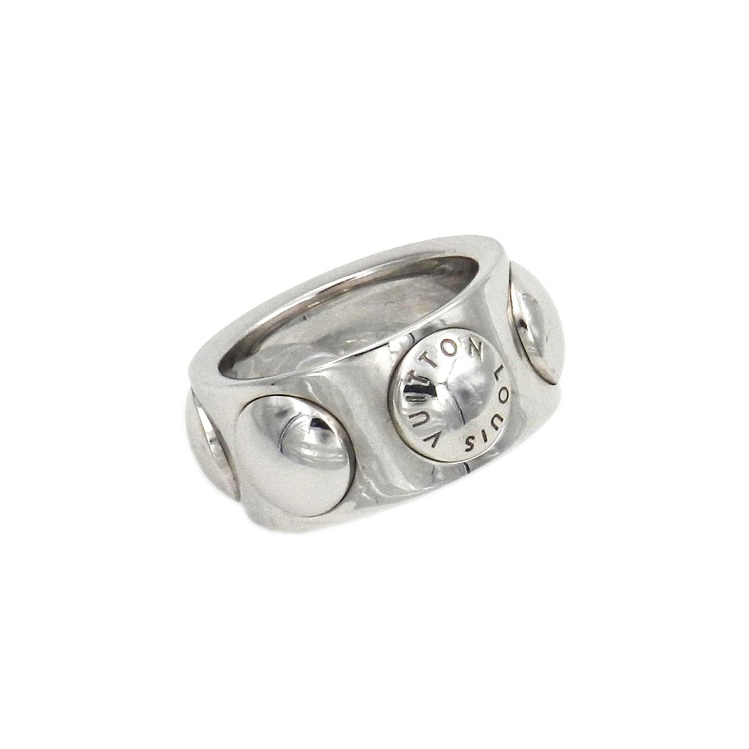 Louis Vuitton Empreinte 18K White Gold Band Ring

This fashionable LOUIS VUITTON white gold ring designed as unisex band ring with embossed suitcase nails prominently featuring a LOUIS VUITTON imprinted hallmark. The timeless, solidly crafted piece