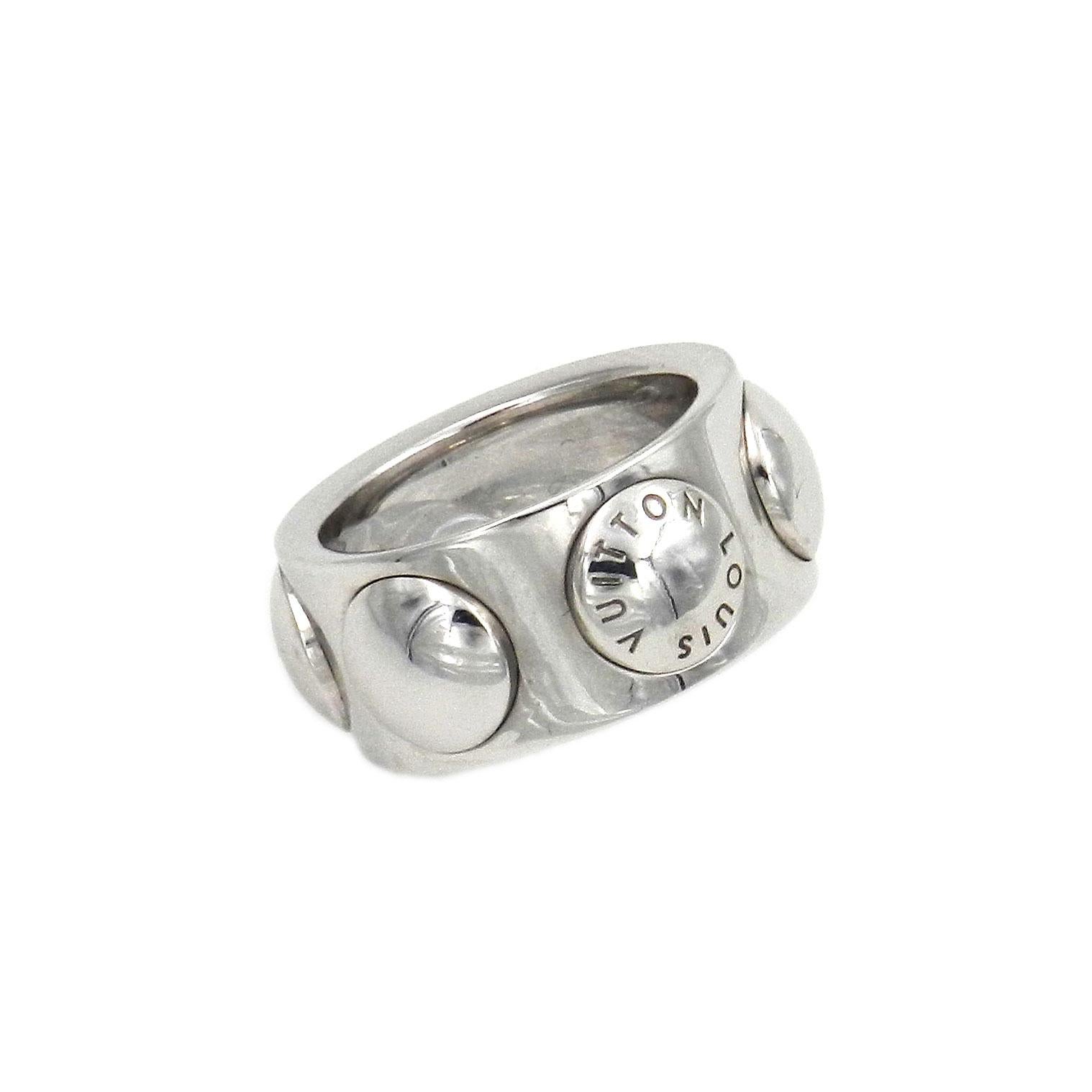 Anello a fascia Louis Vuitton Empreinte in oro bianco 18 carati

Questo anello alla moda in oro bianco LOUIS VUITTON è un anello a fascia unisex con chiodi a valigia in rilievo con marchio LOUIS VUITTON. Questo pezzo senza tempo, realizzato in oro a